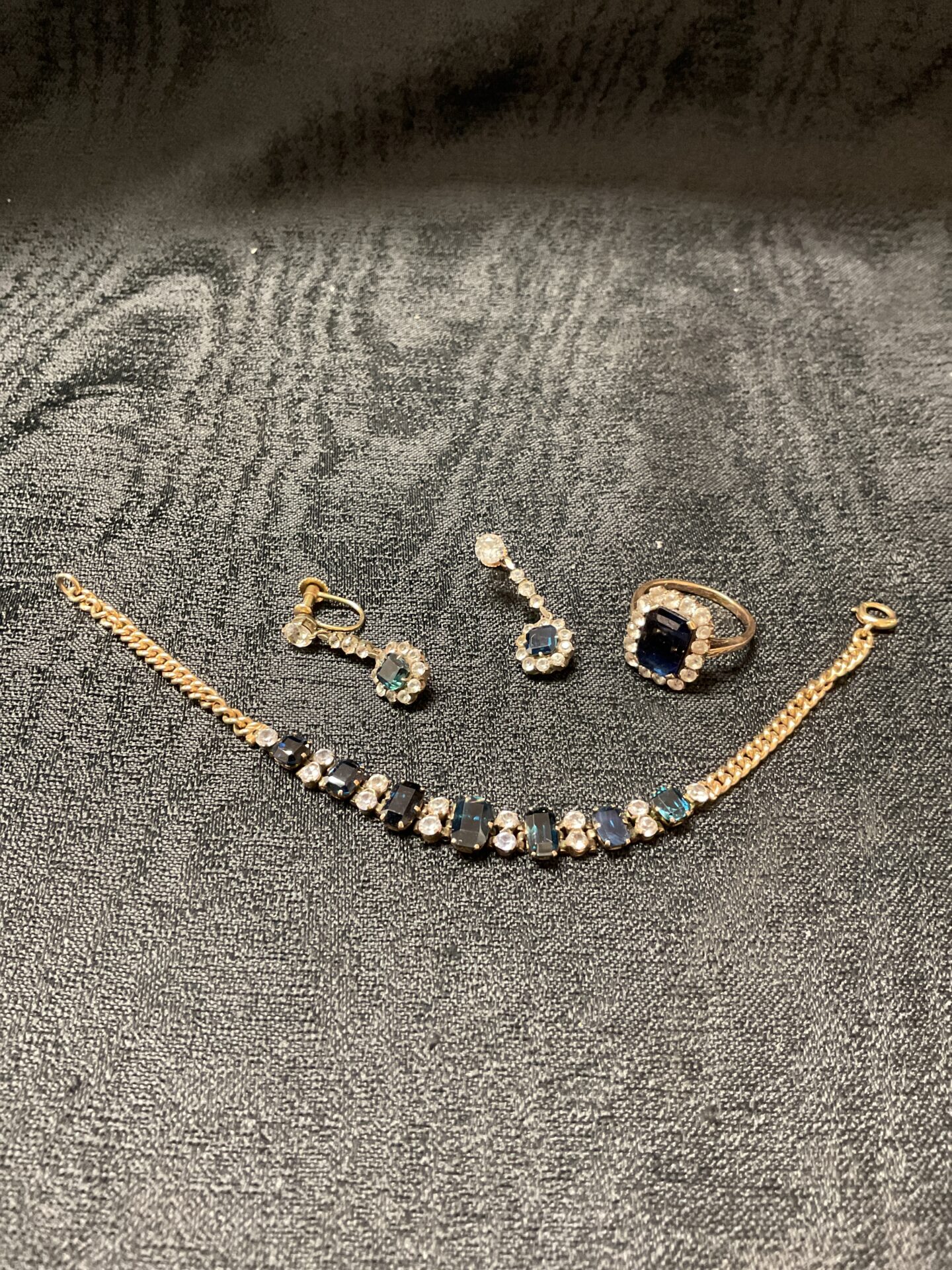 980 9 carat sapphire and diamond set to include a pair of earrings, large sapphire and gold ring and bracelet 17.02g