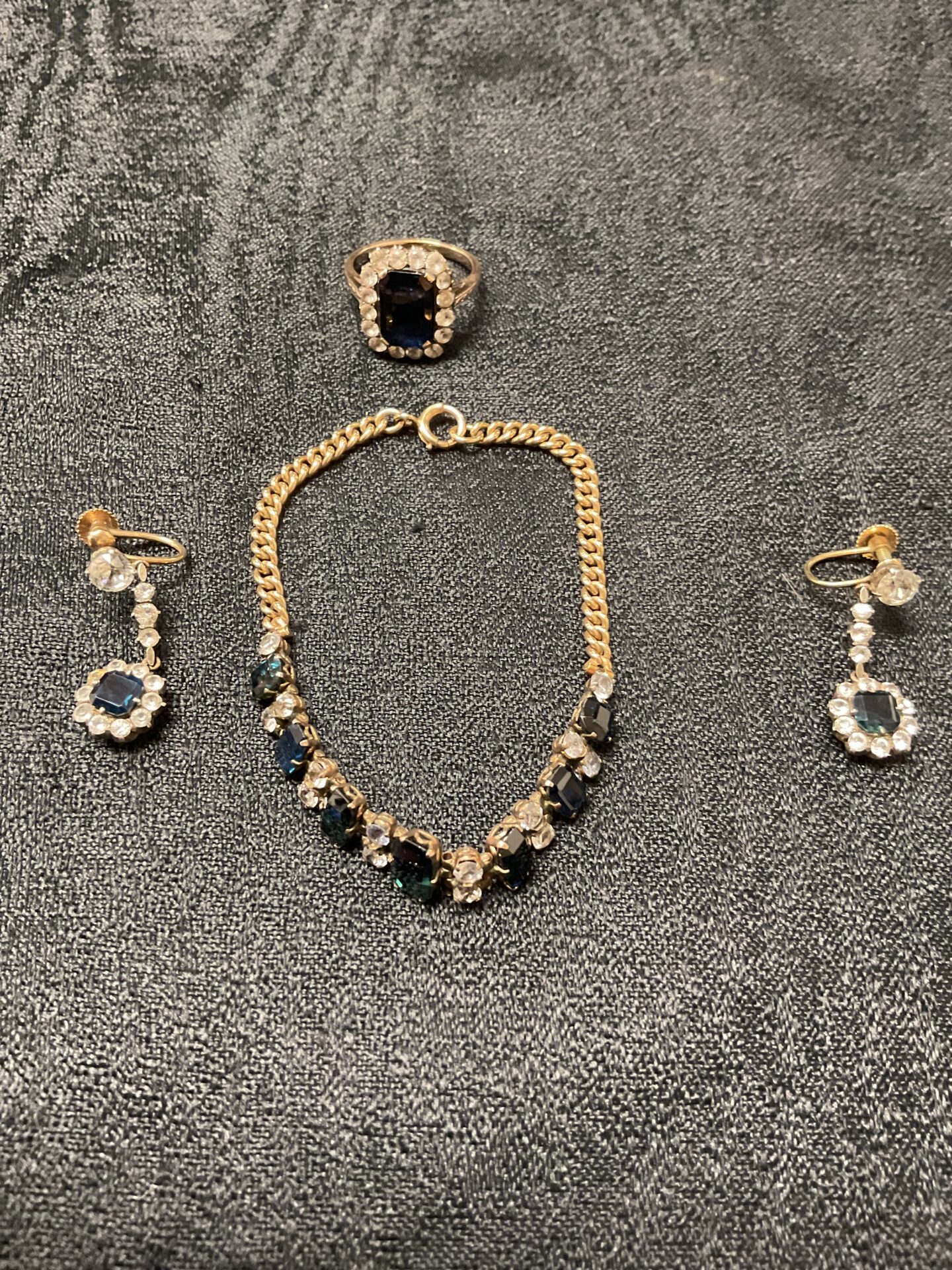 945 9ct gold earrings, ring size O & bracelet set 17.02g