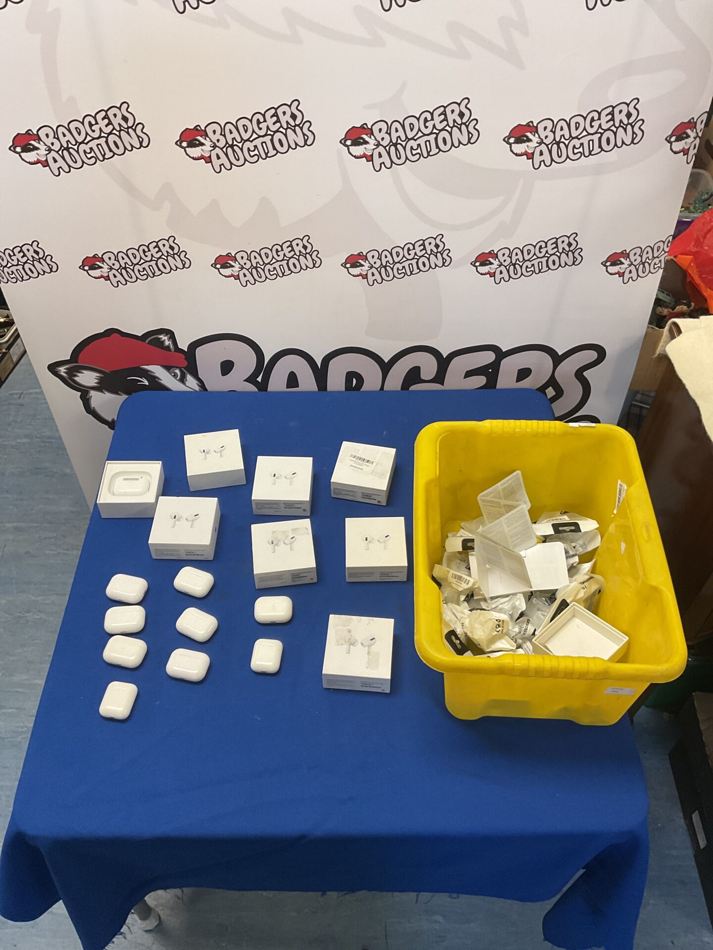 212 Lot of Apple Airpods incl airpods pro with boxes and charger plugs