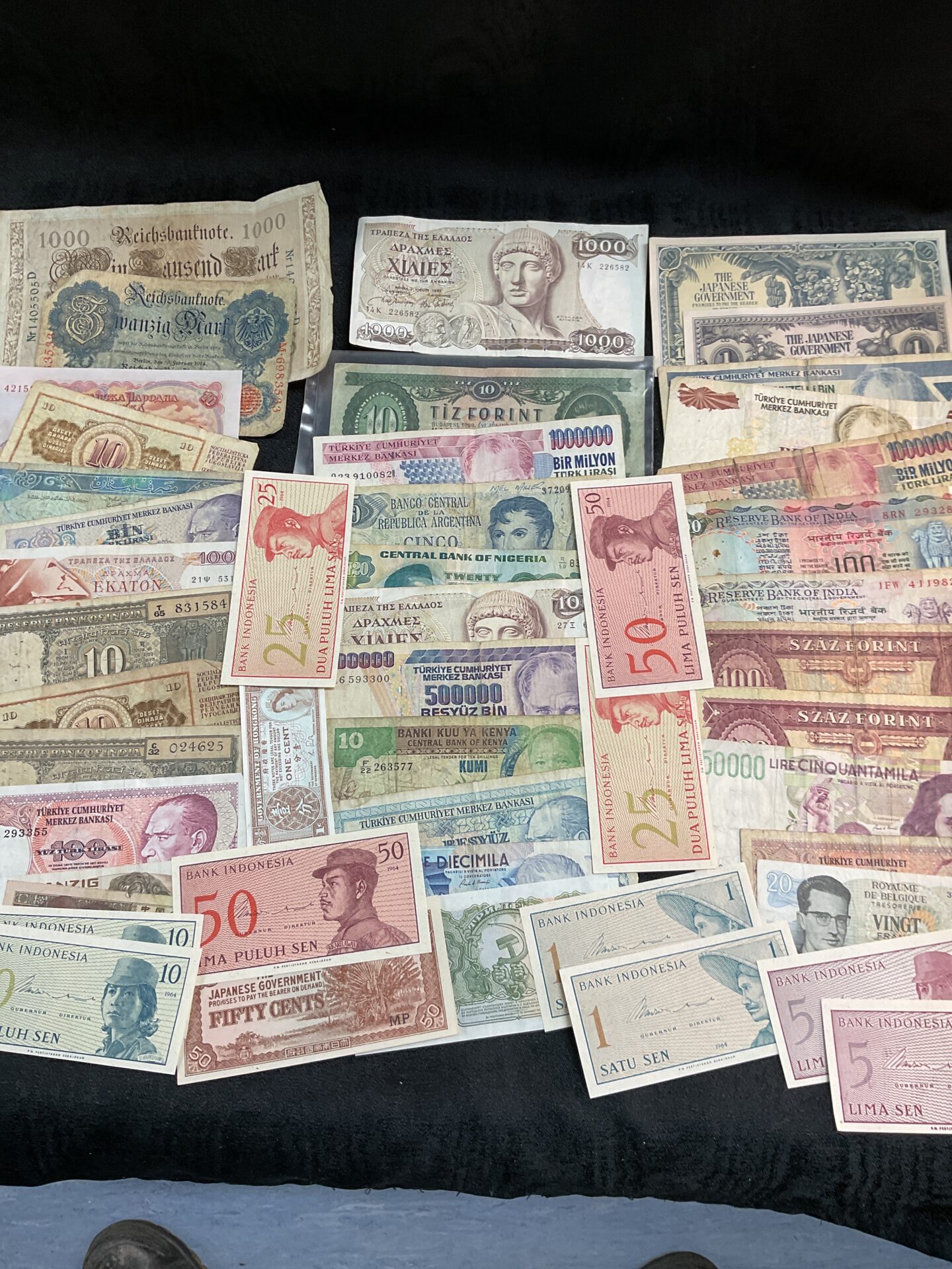 874 Large collection of assorted bank notes