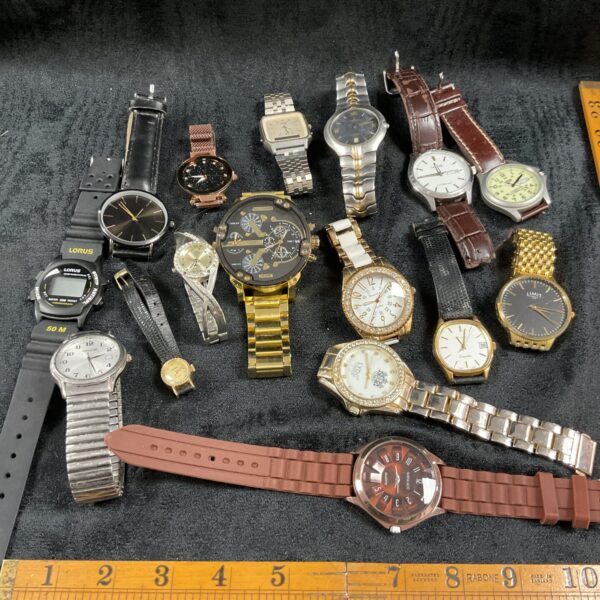 Assorted wristwatches in a mixed lot, vintage and modern timepieces.