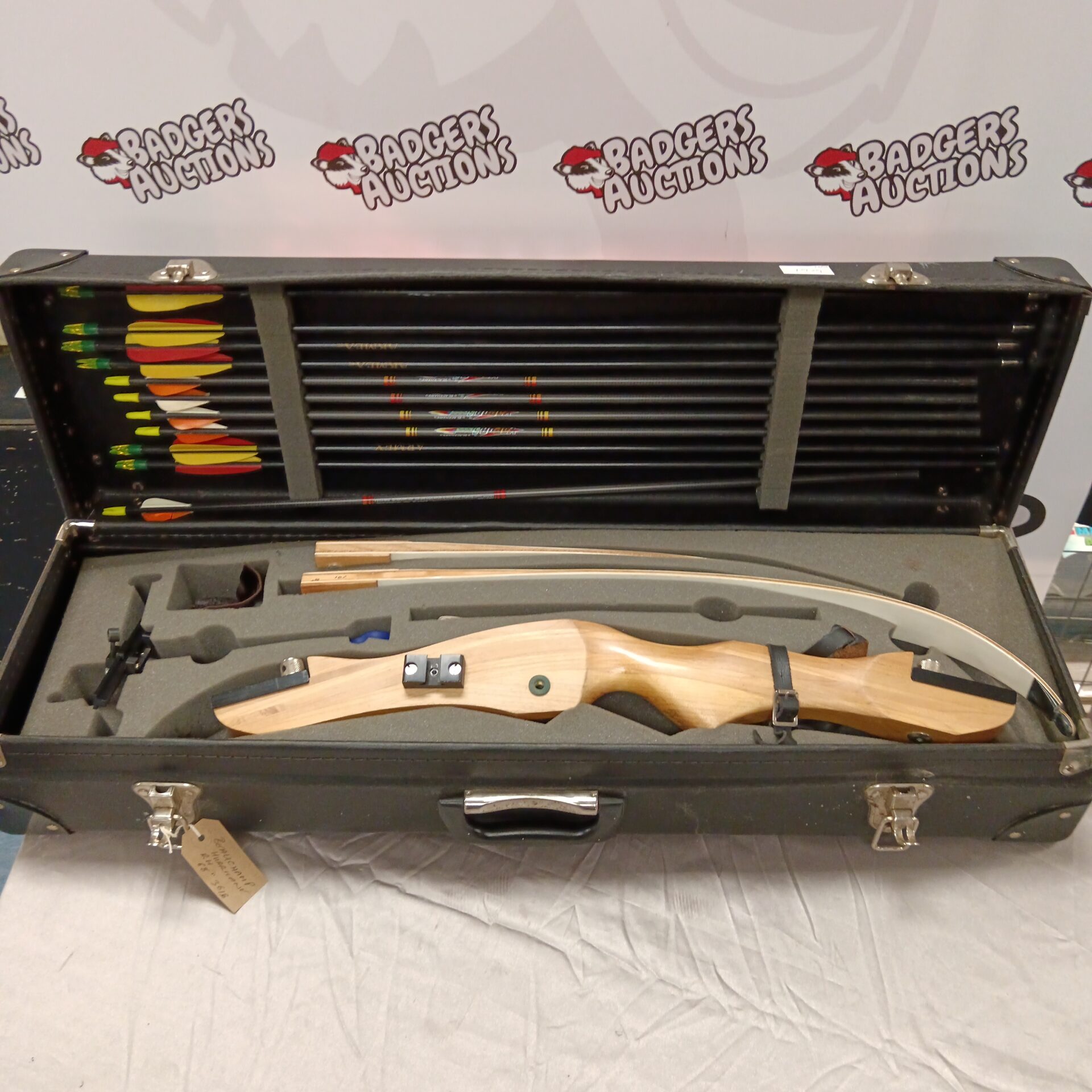 785 beauchamp hurricane bow in case with arrows