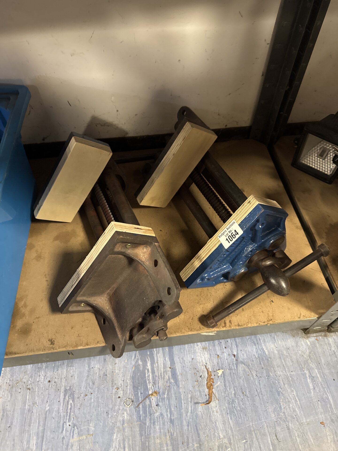 1064 Two bench vices inc paramo