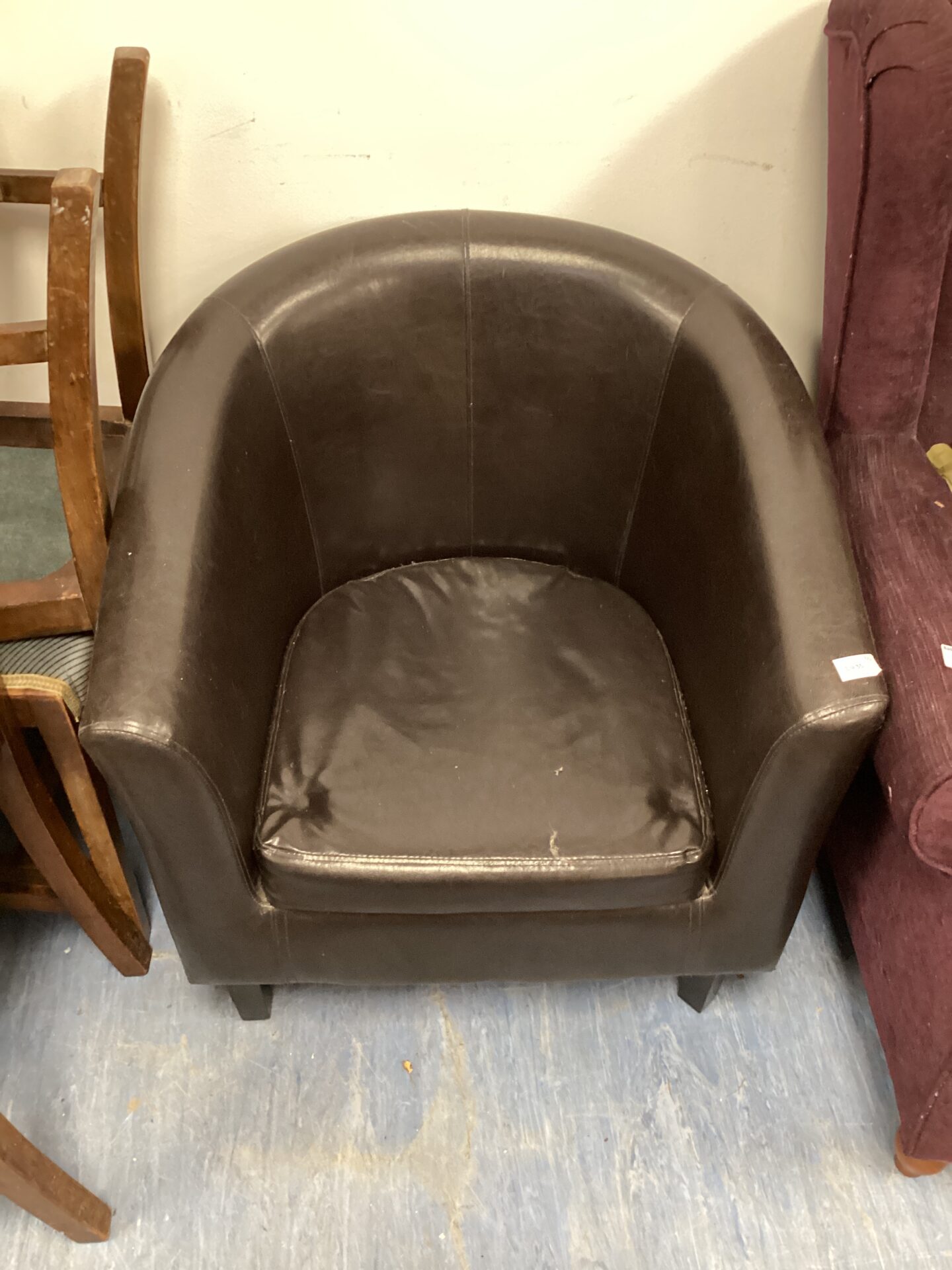 636 Black leather tub chair