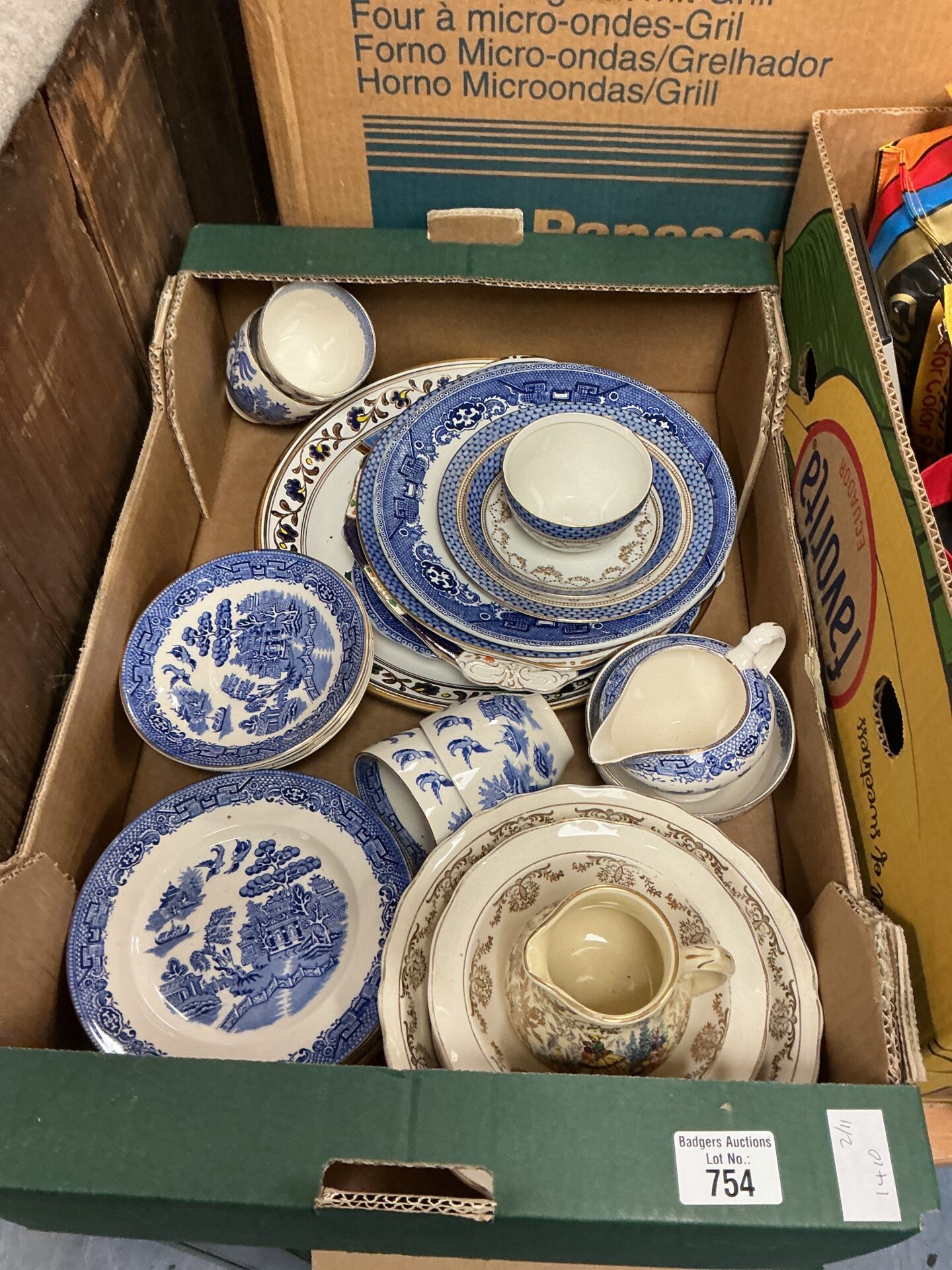 754 Box of blue and white China