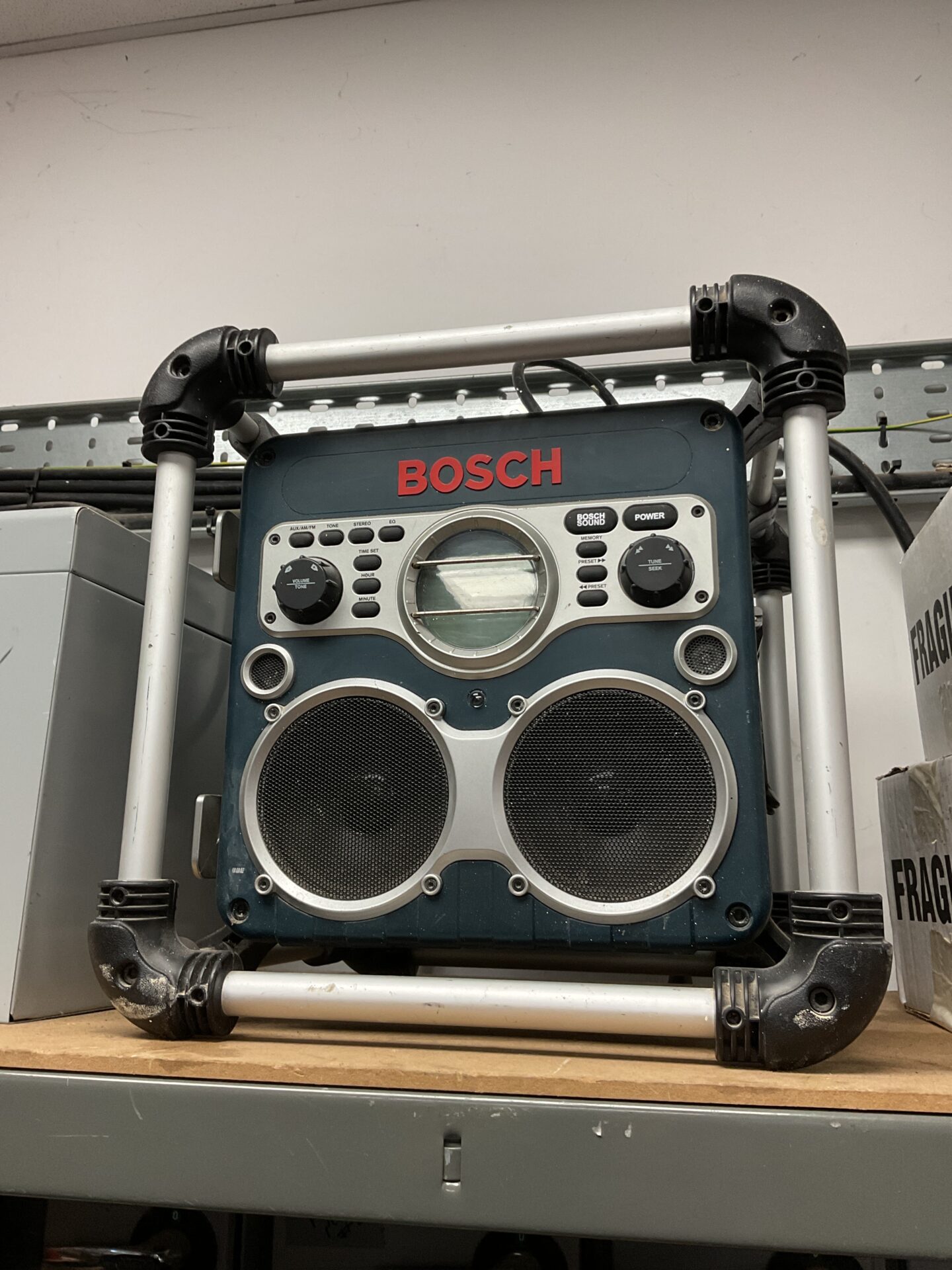 1047 Bosch site radio – screen lights up when plugged in buttons not working