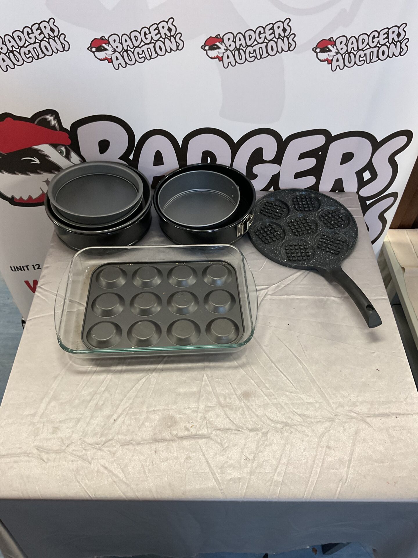 513 Selection of kitchenware inc cake tins