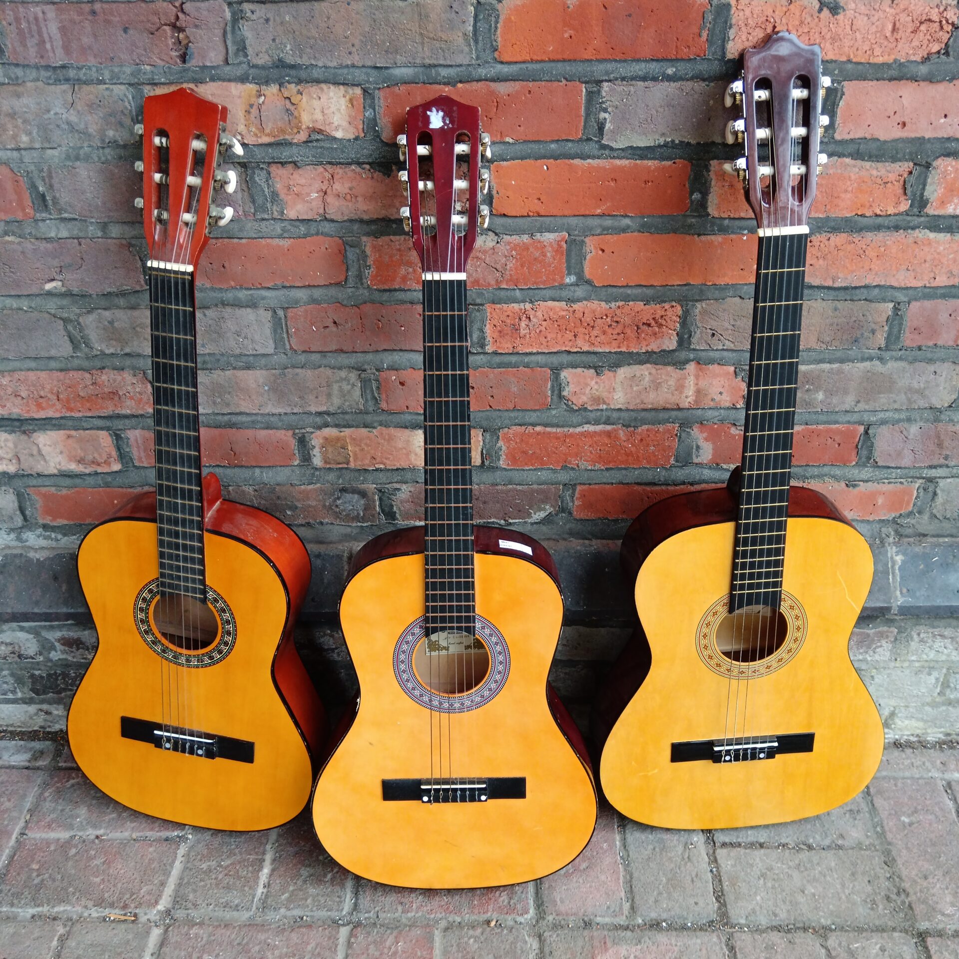 826 3 children’s acoustic guitars including Simpsons & cordoba