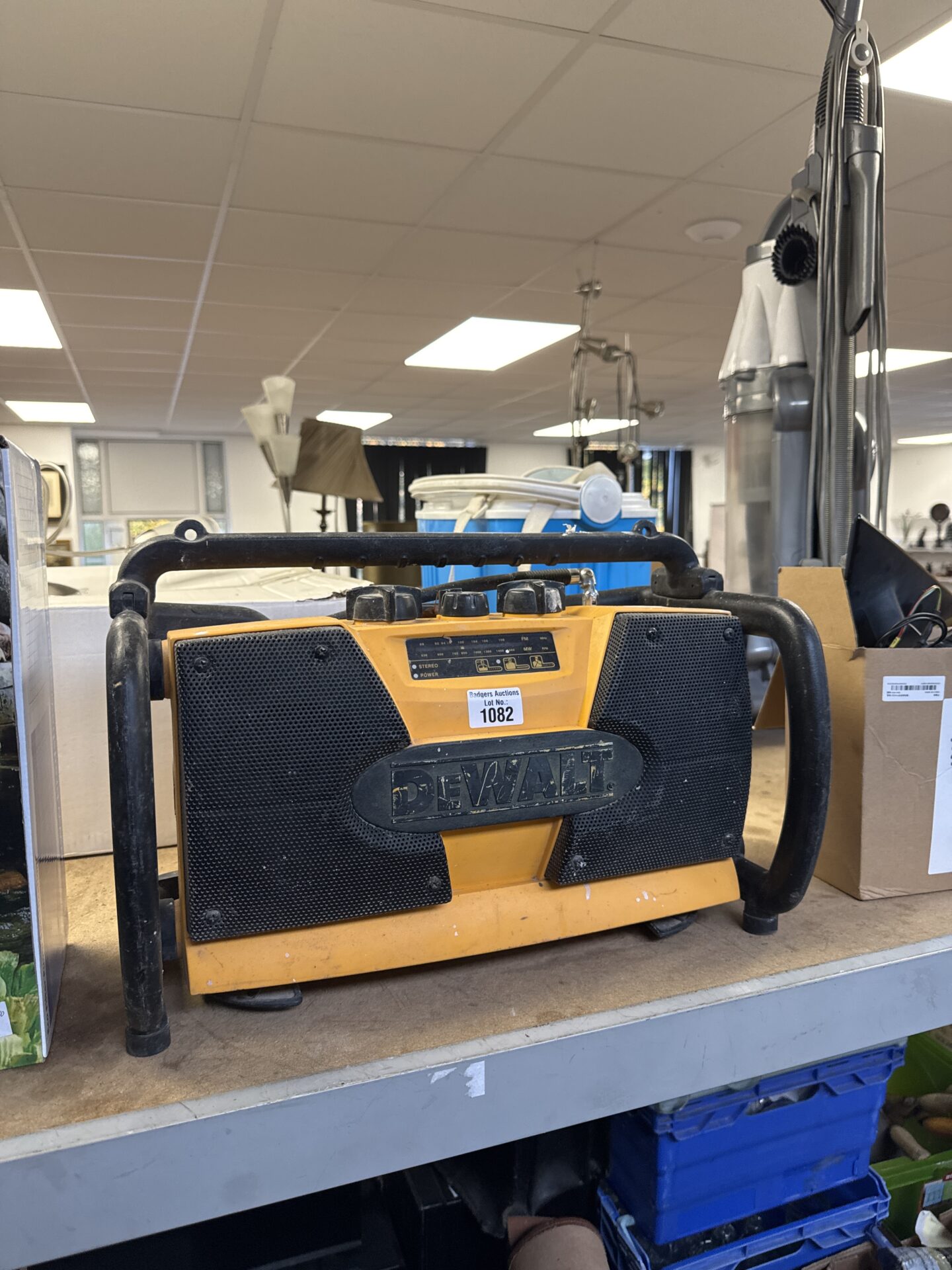1082 Dewalt site radio – working