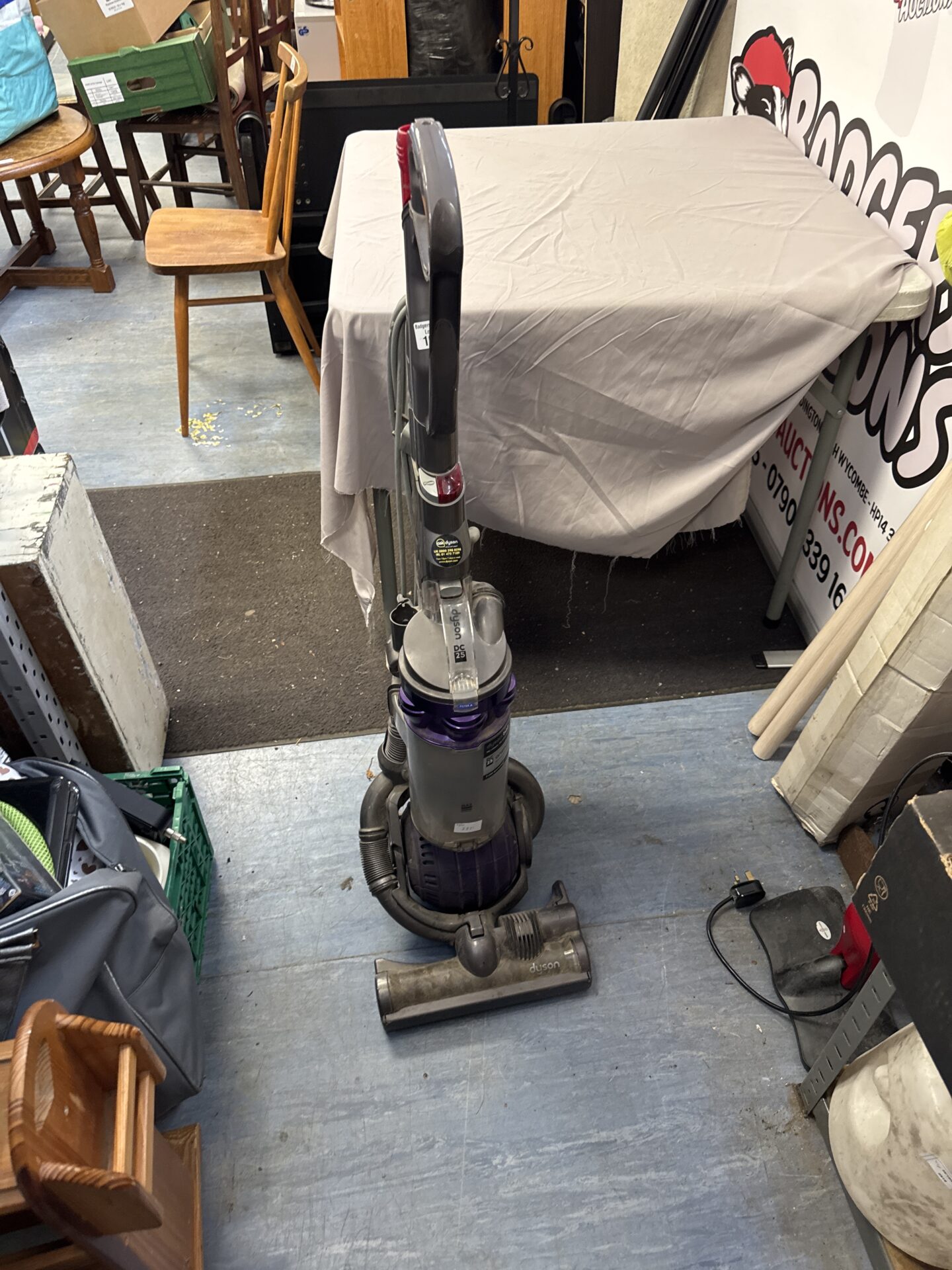 1053 Dyson dc25 ball upright hoover working