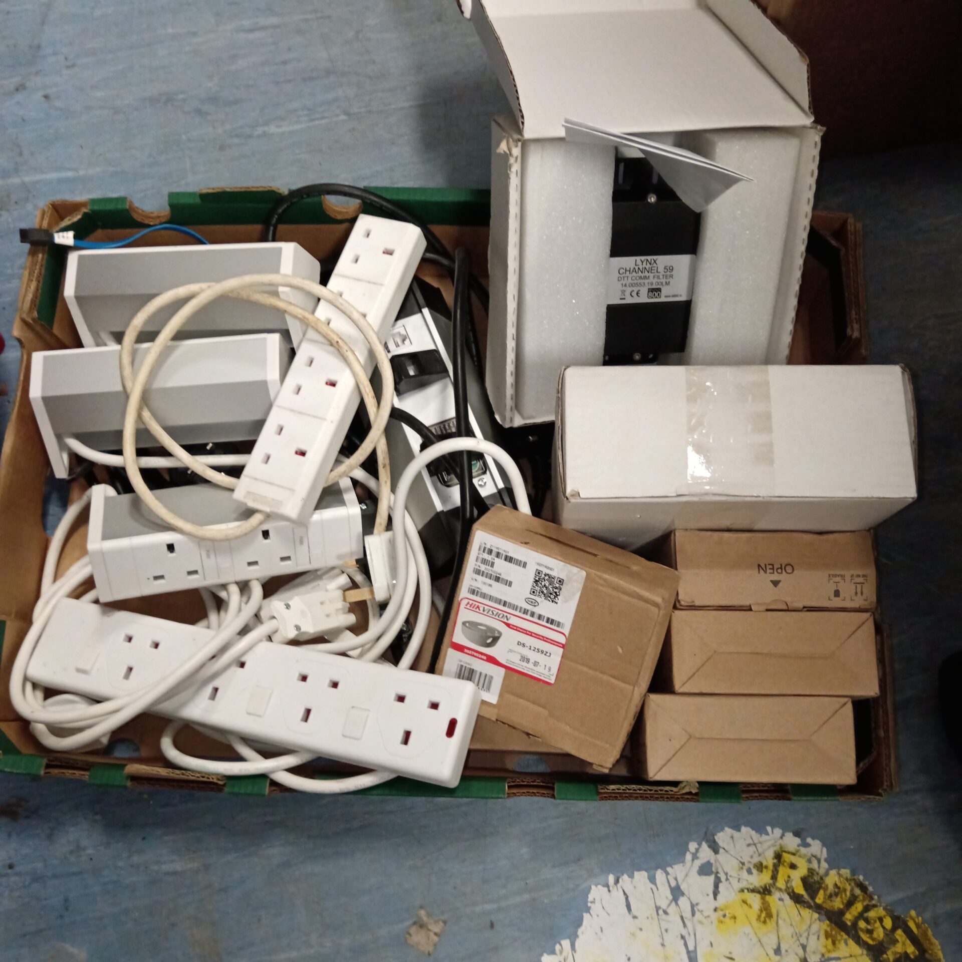 1180 Tray of plug socket extension leads & dtt comm filters