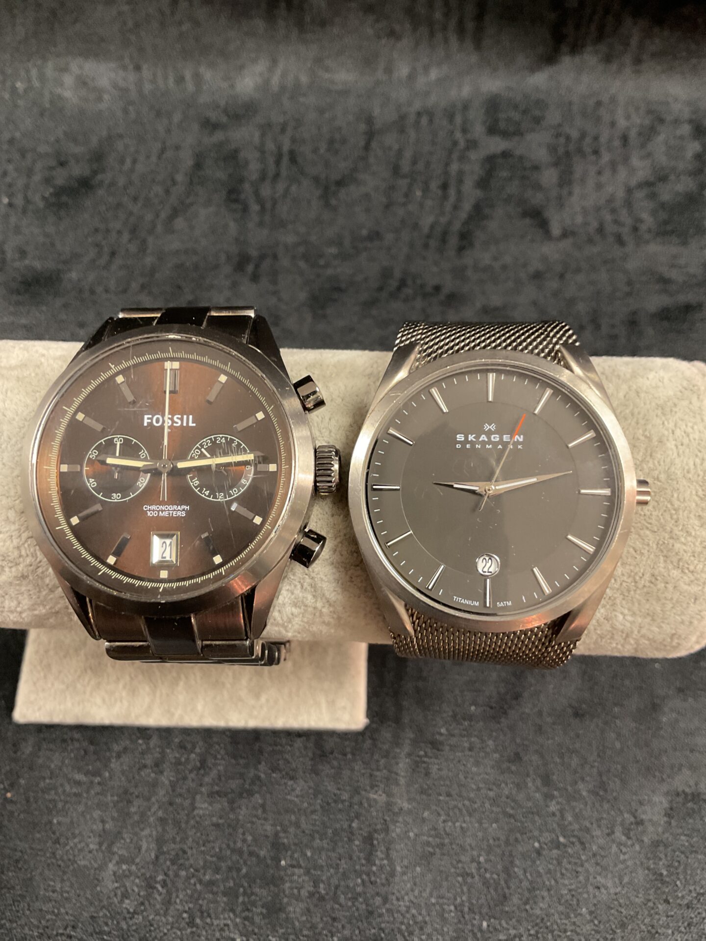 843 Two quartz wristwatches fossil and working skagen