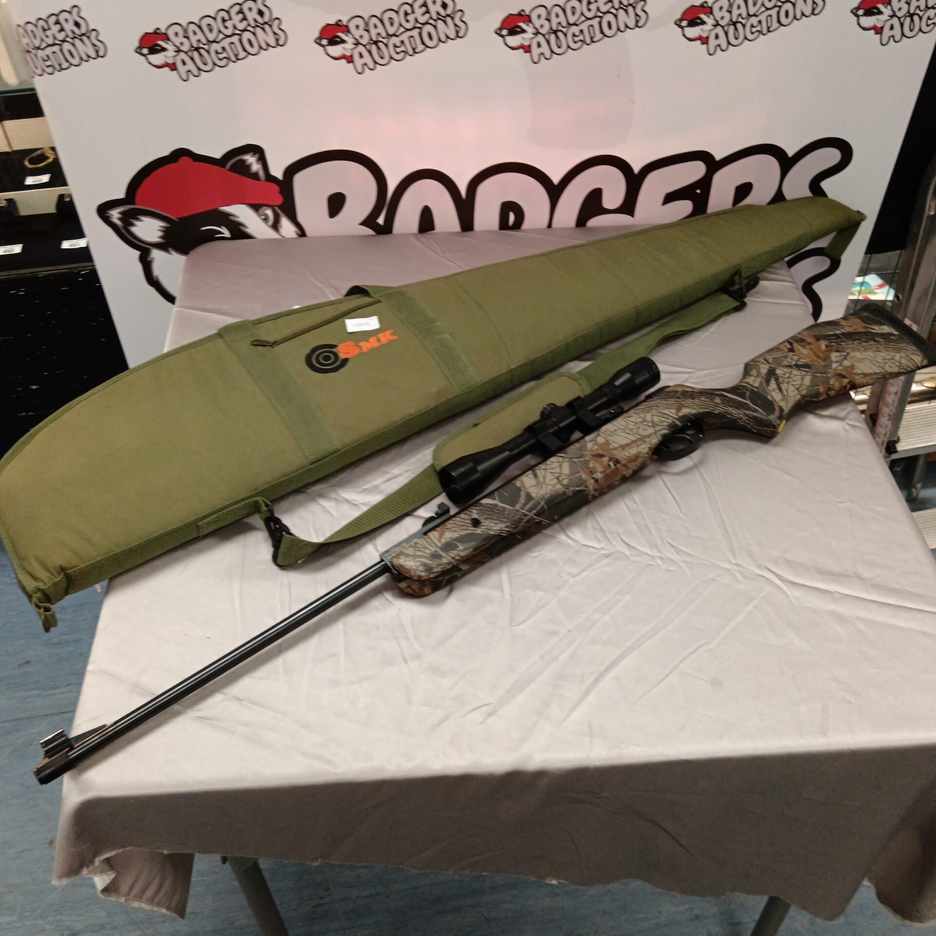 792 Gamo hunter realtree .22 cal air rifle with scope & smk case