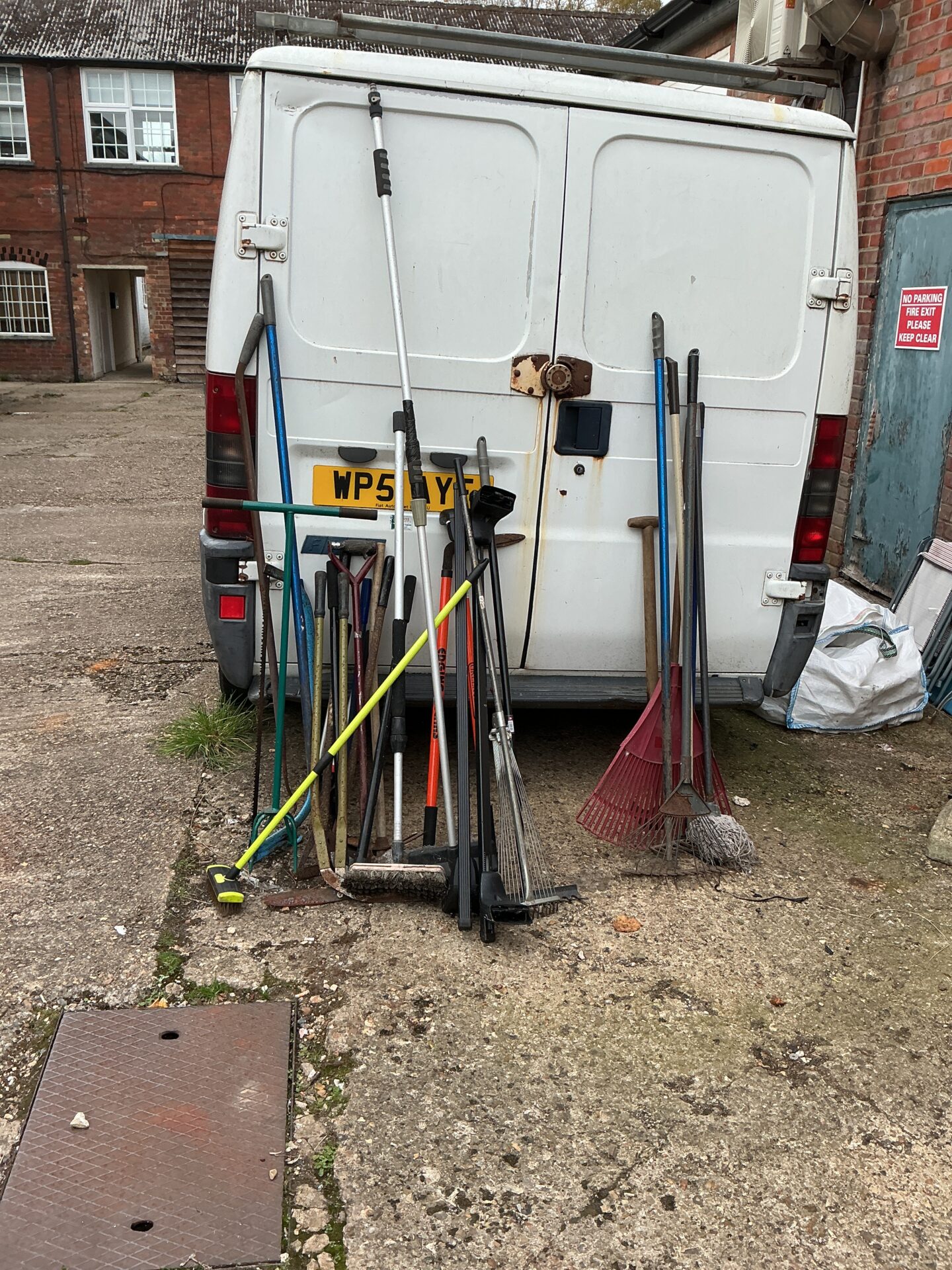 1195 Job lot of garden tools etc