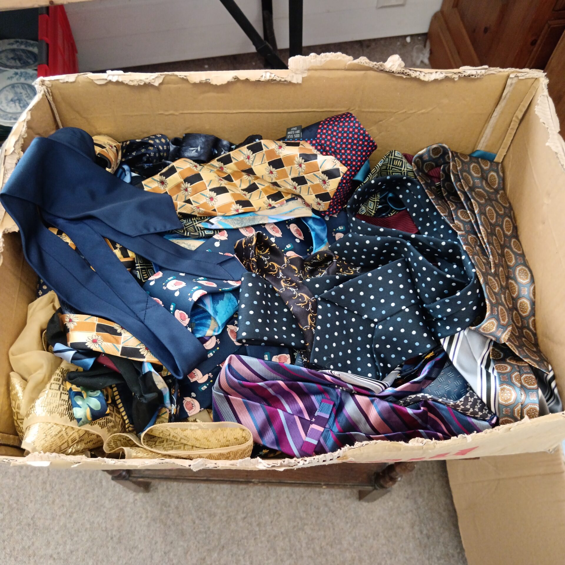 1251 Box of gents ties including silk ties