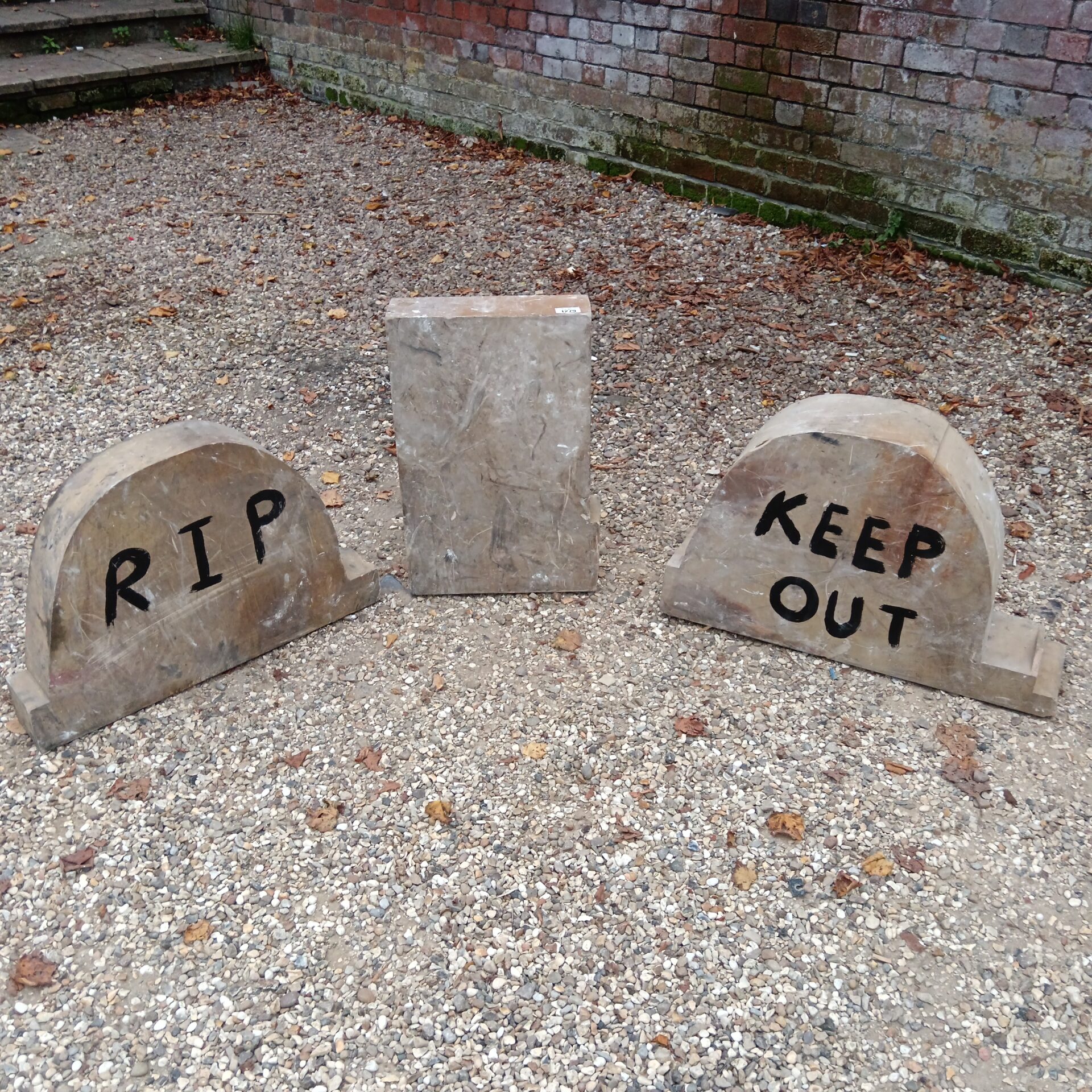 1279 Three Halloween headstone props