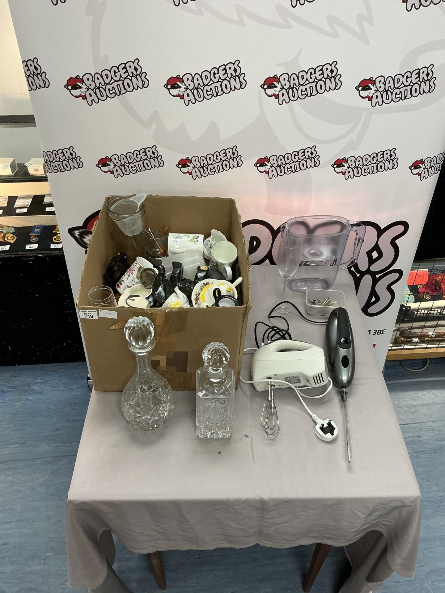 719 Selection of mixed house clearance items inc electric knife