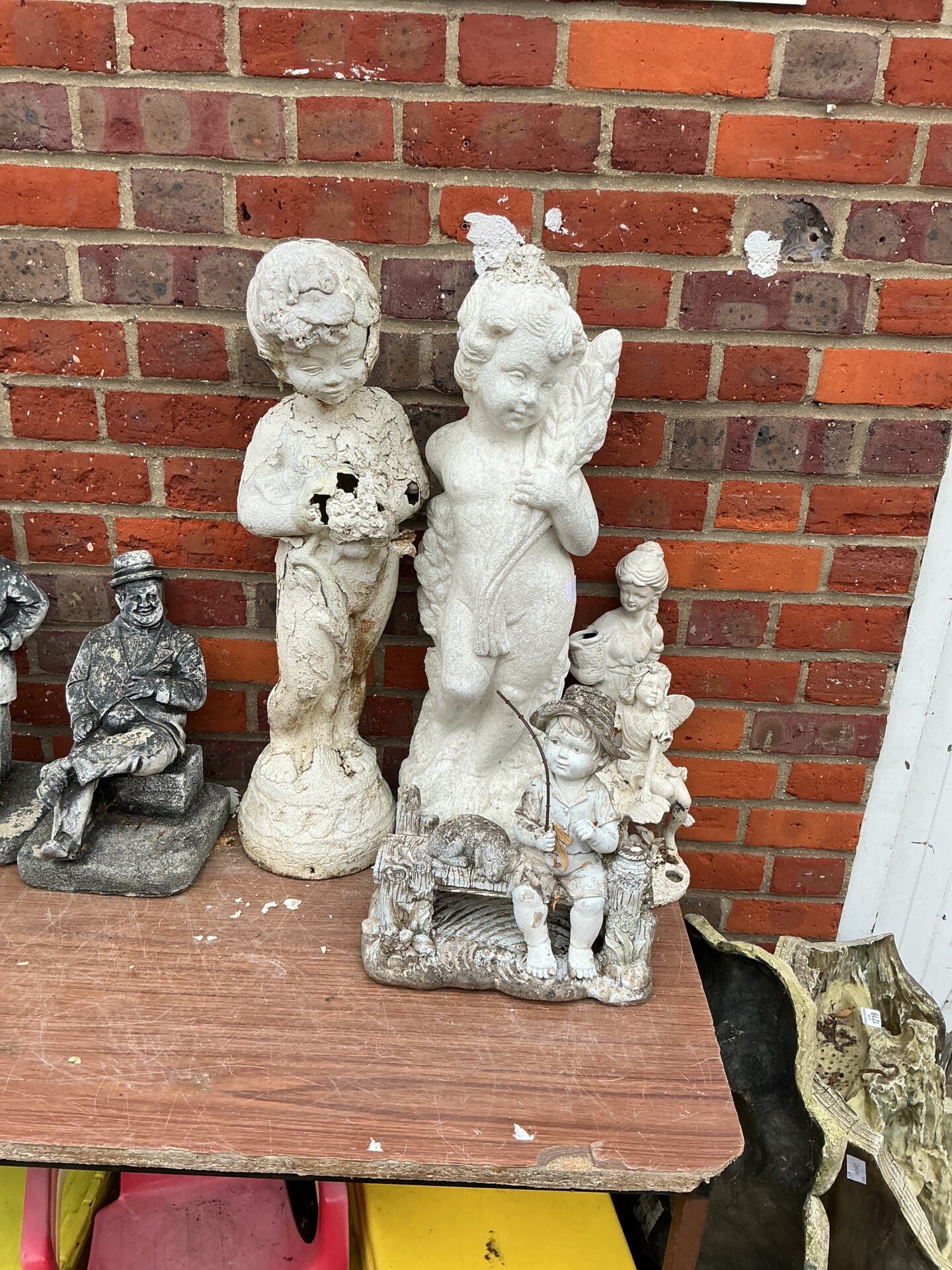 1228 Quantity of garden ornaments