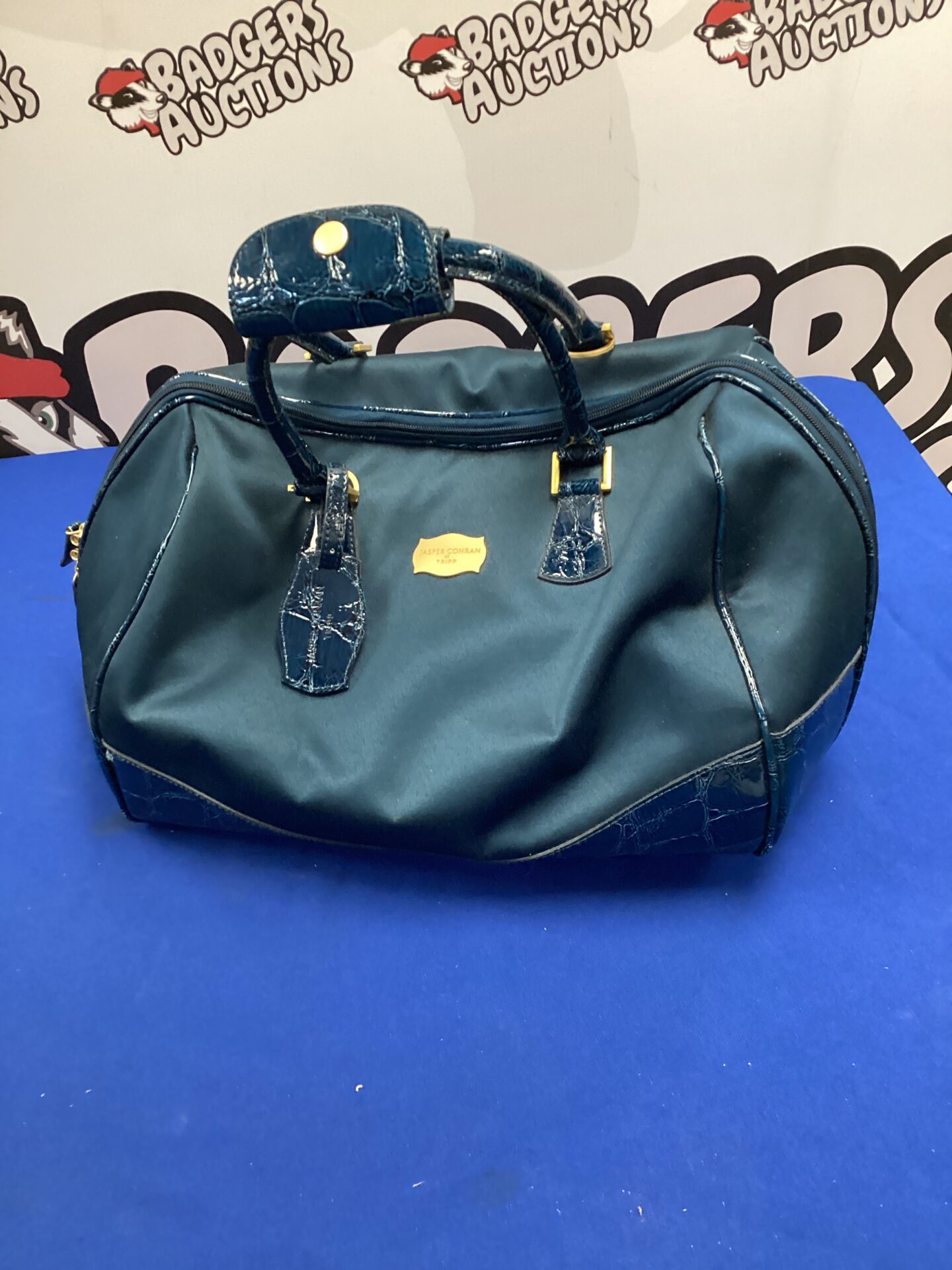569 Jasper coran by tripp overnight bag