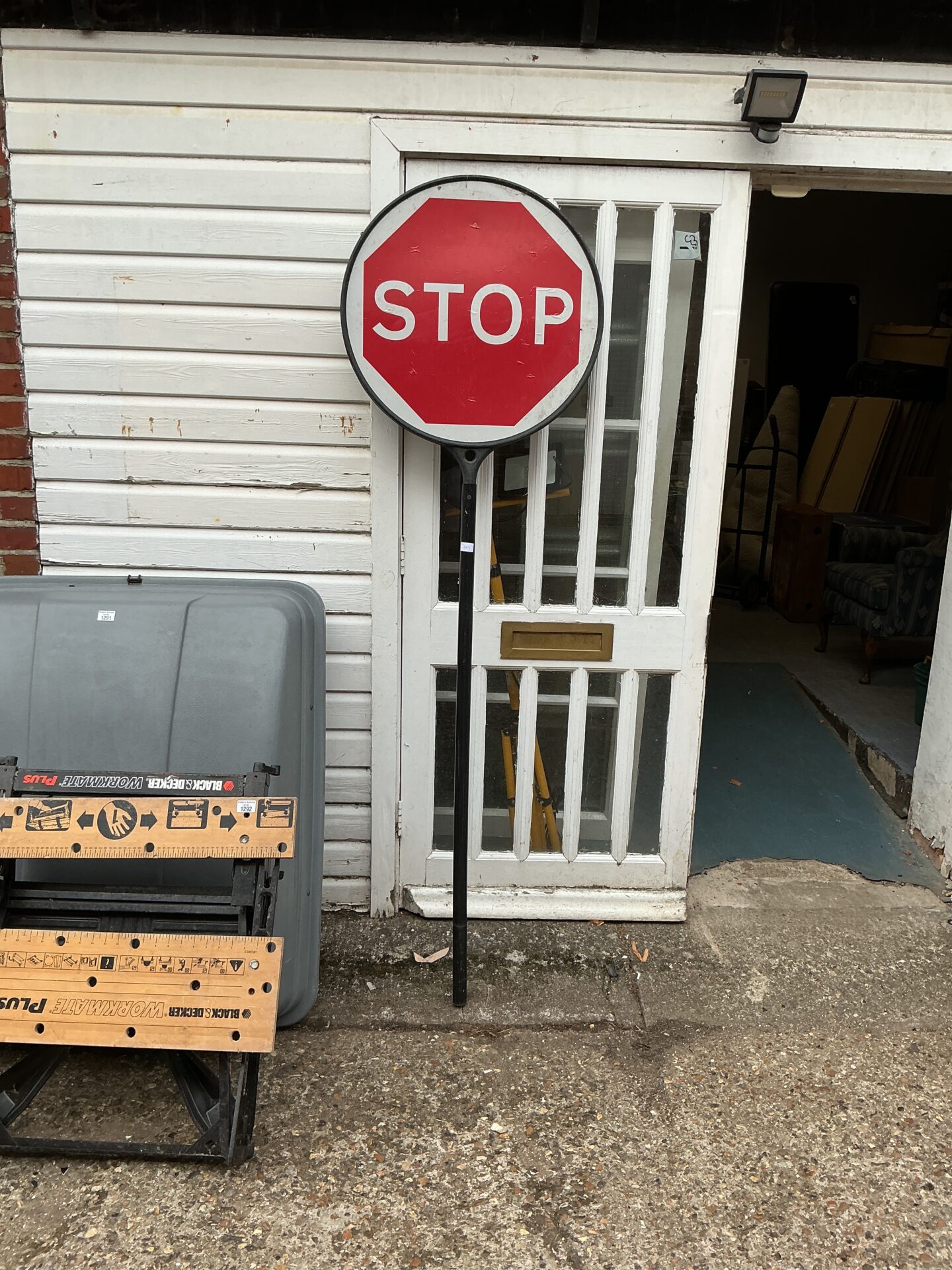 1296 Stop and go hand sign