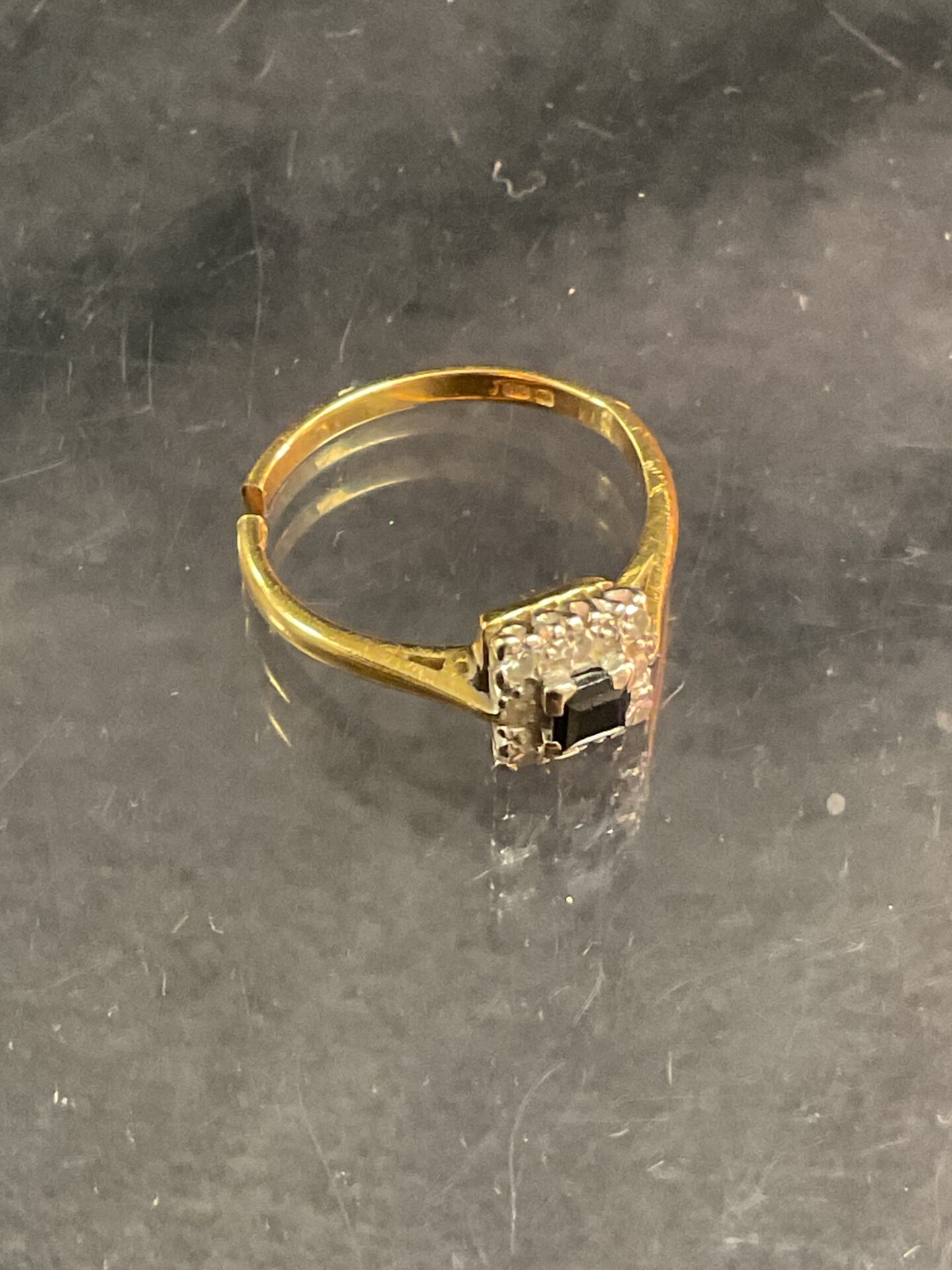 908 18ct gold diamond and saphire ring 2.6g gross Ring Cut