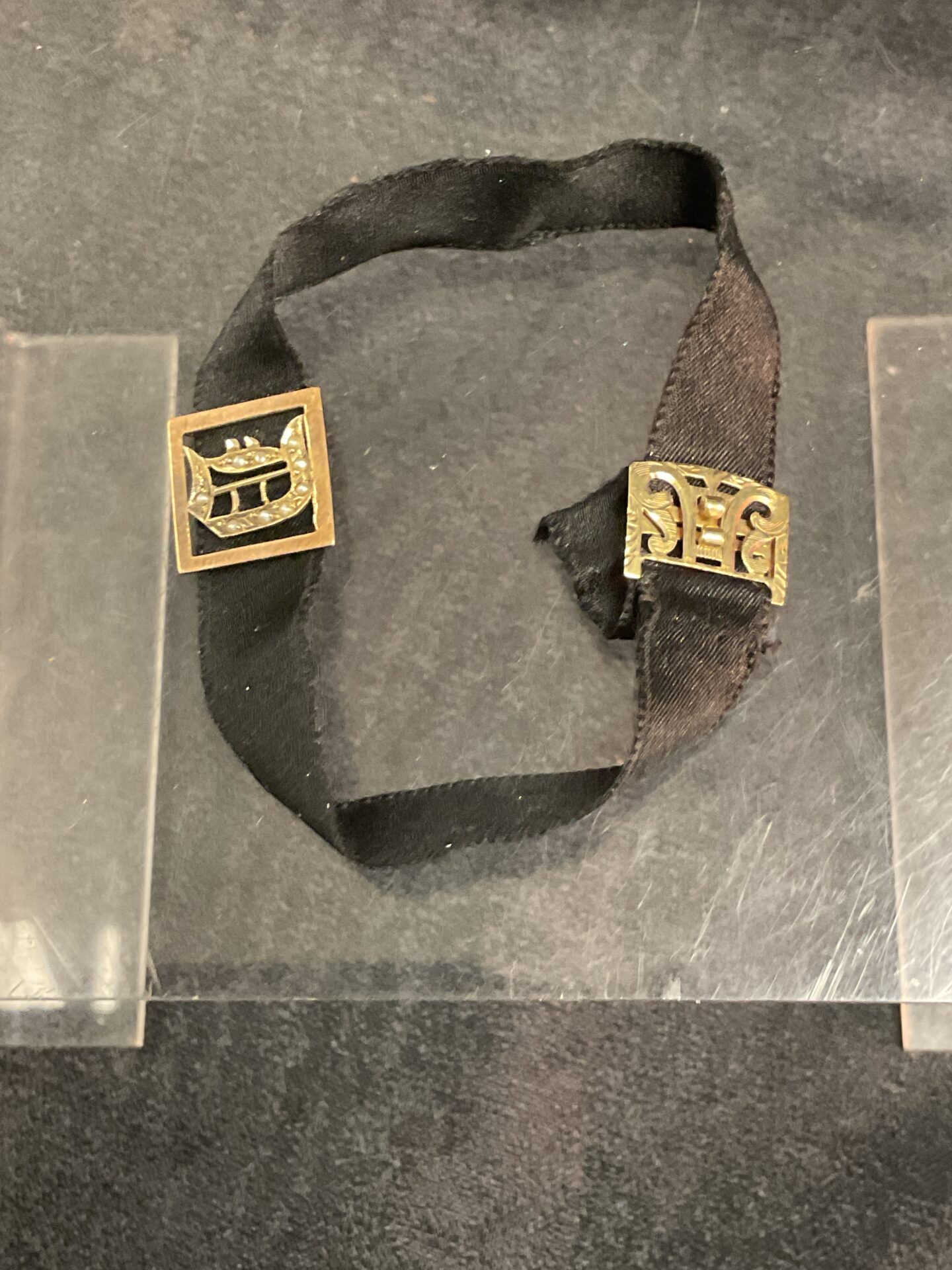 914 Ribbon bracelet with 9ct gold fittings