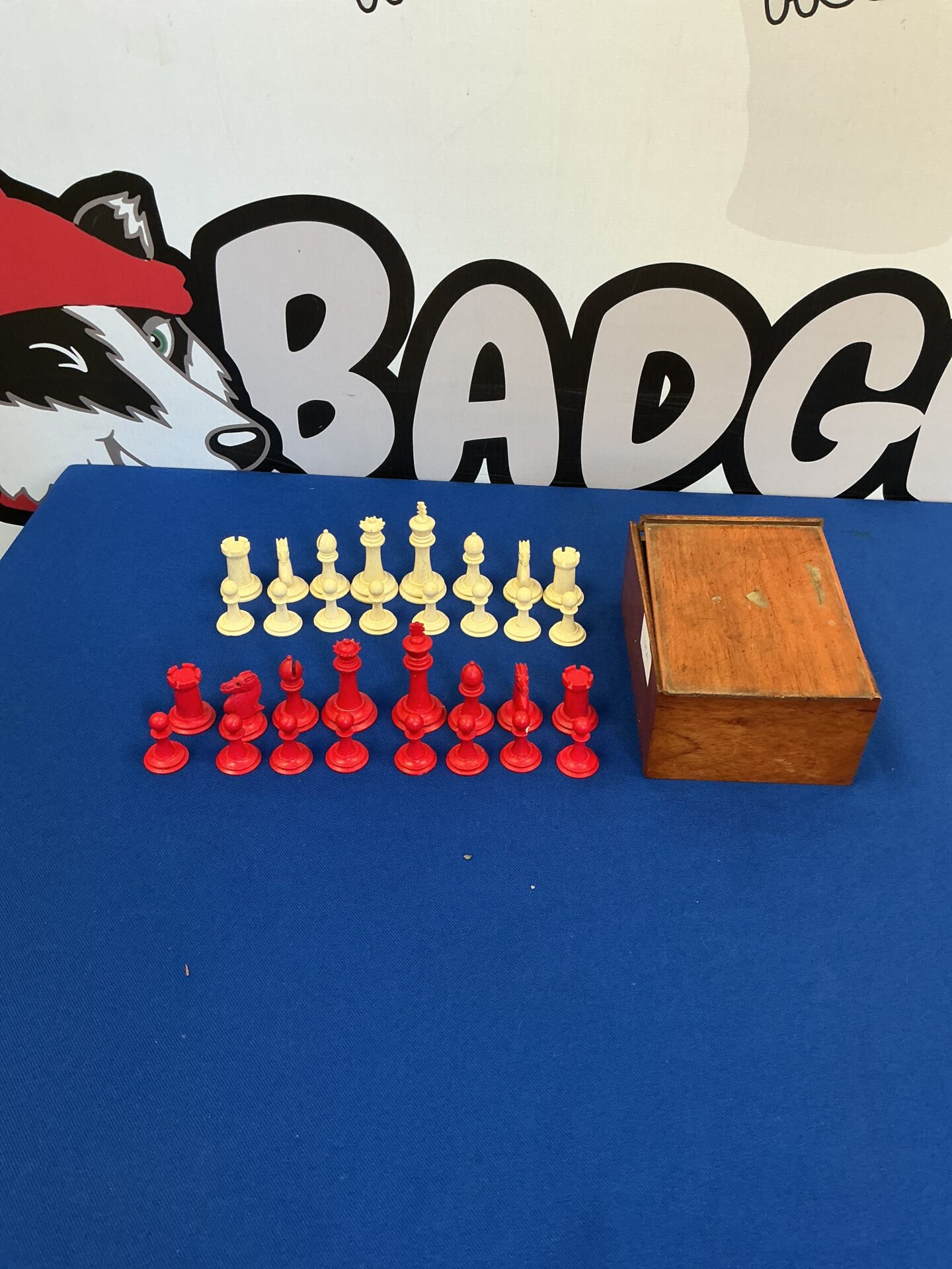 234 Classic Chessmen with wooden box