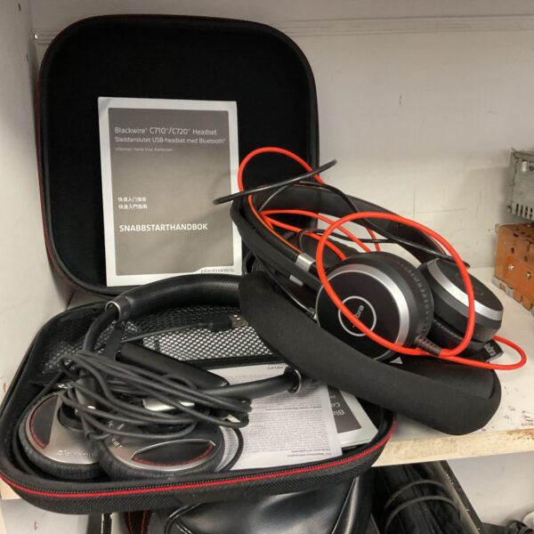 Closed black carrying case for Jabra Blackwire c710 headset.