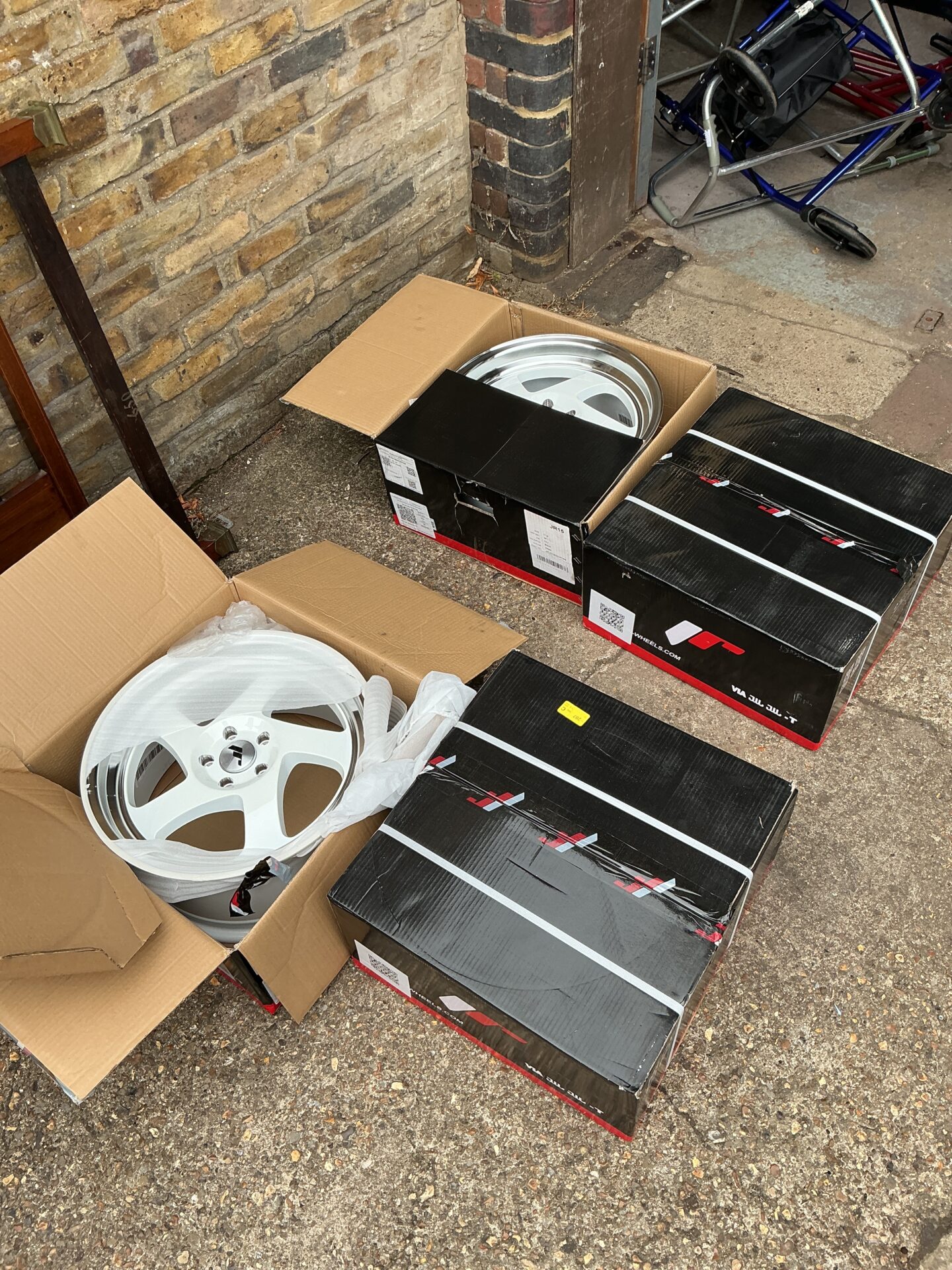 1120 Set of four brand new Japan Racing JR15 white fanblade 17 inch x 8.0j width offset ET35 5×100 pcd alloy wheels – One Wheel Has Had A Tyre Fitted Previously, Never Driven On, Selling Due To Not Clearing Brake Calipers On Badgers Subaru (Cost £900 new…)