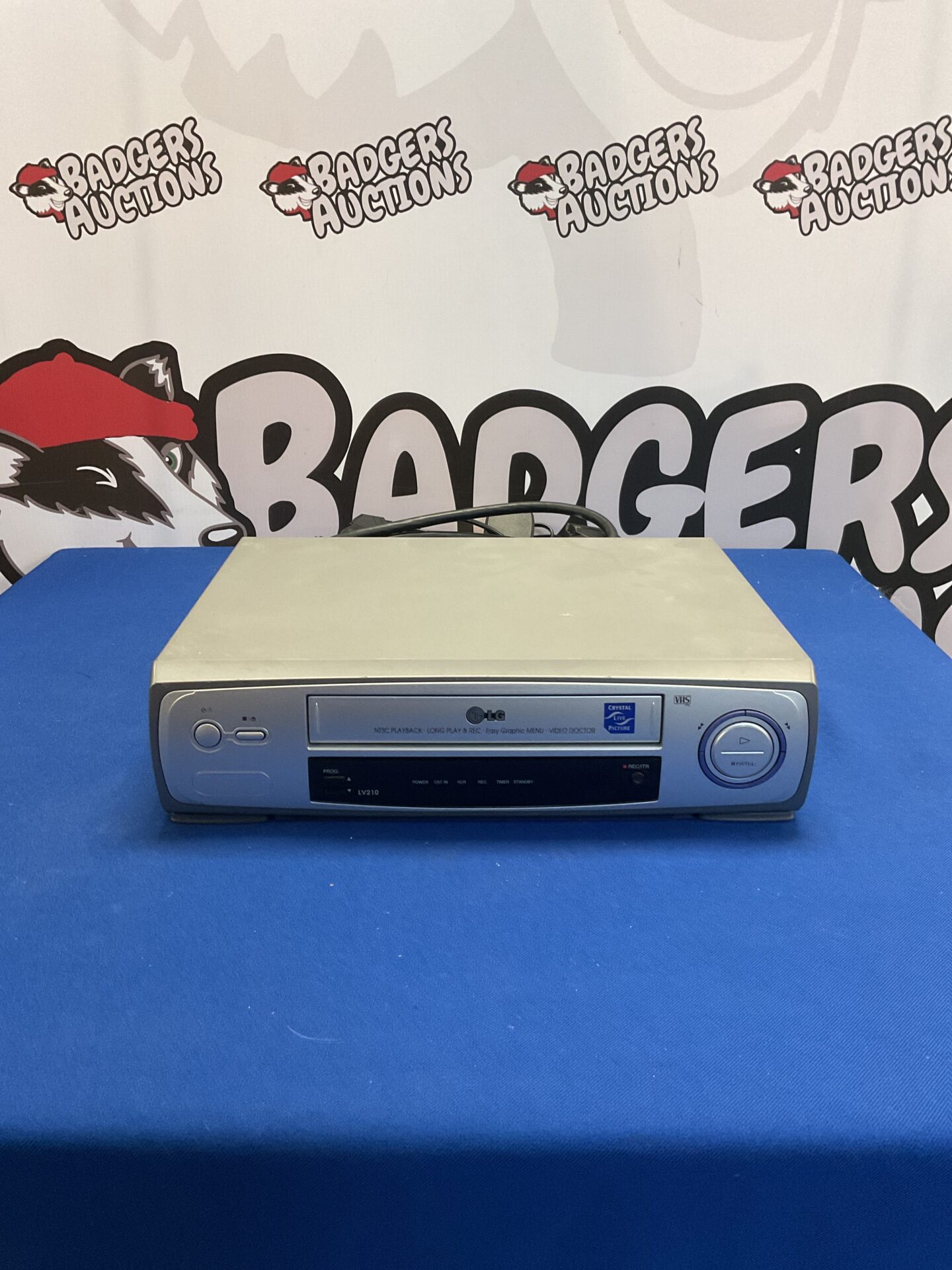 135 LG LV210 video cassette recorder with remote