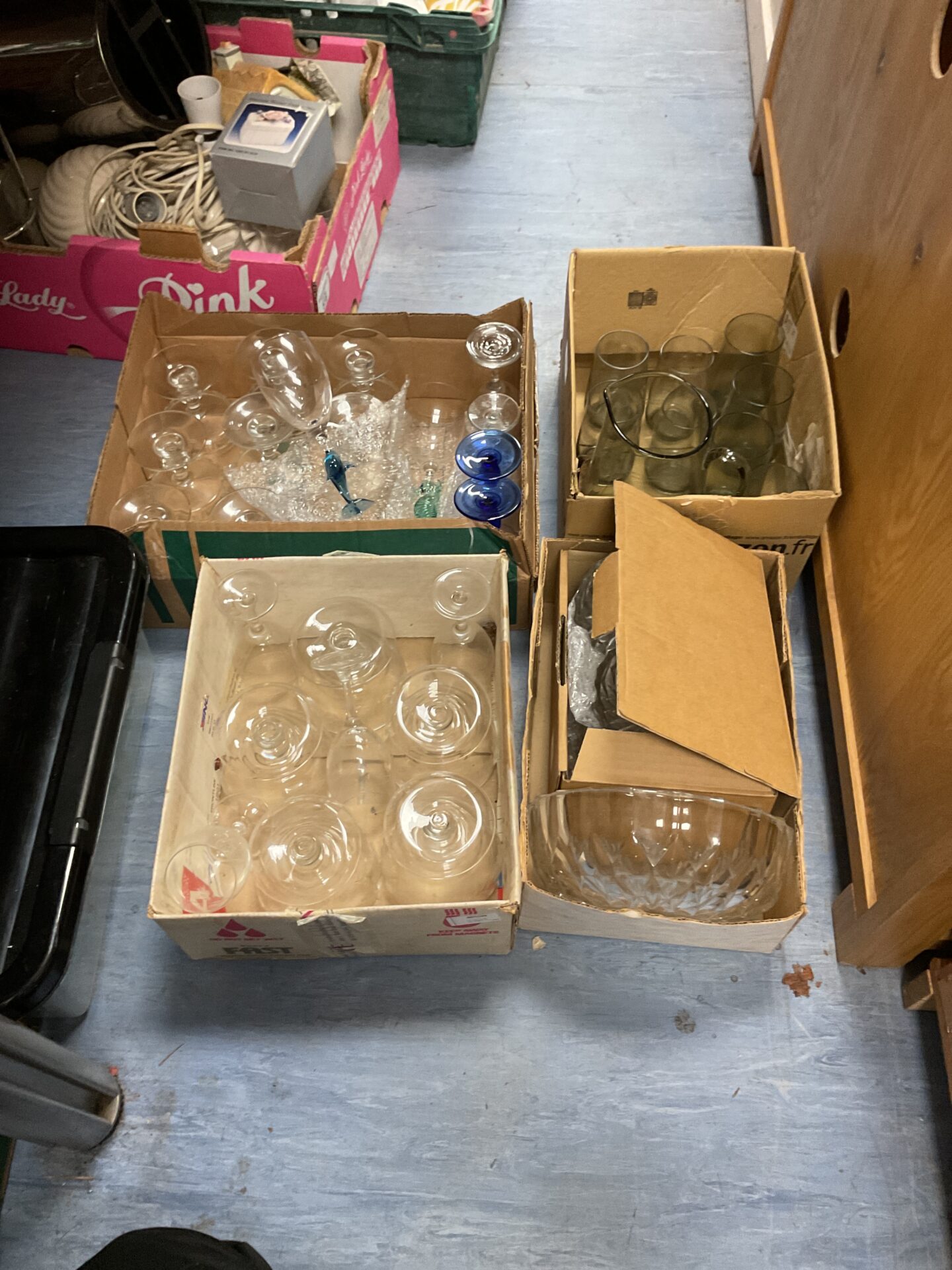 572 Large selection of mixed glassware inc cut glass