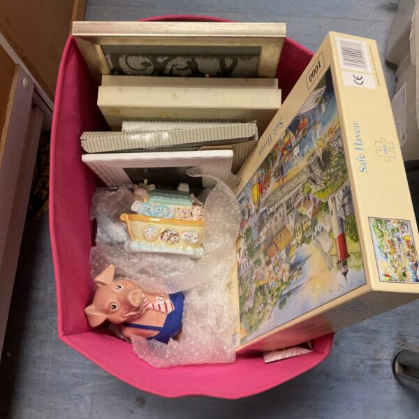 Mixed lot of puzzles and a Natwest piggy bank for collectors.