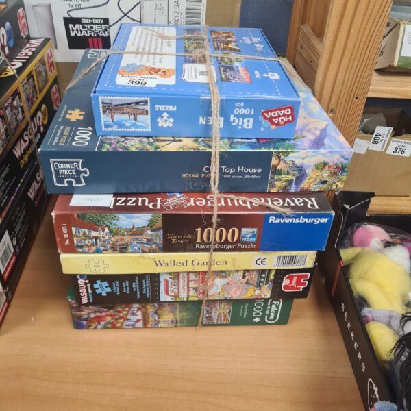 Mixed lot of jigsaw puzzles including Ravensburger and Call of Duty.