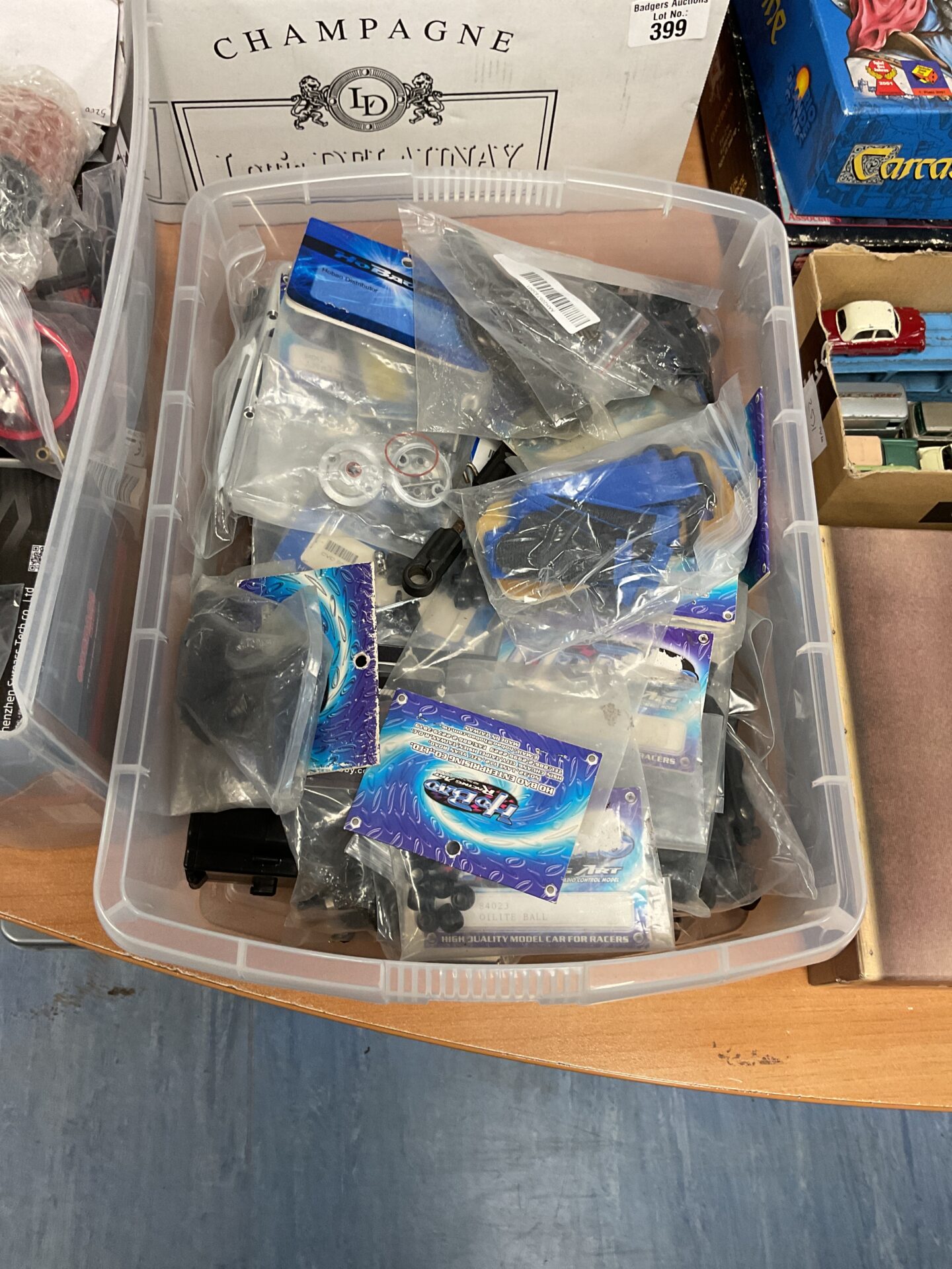 401 Box of rc model parts and accessories inc ho bao