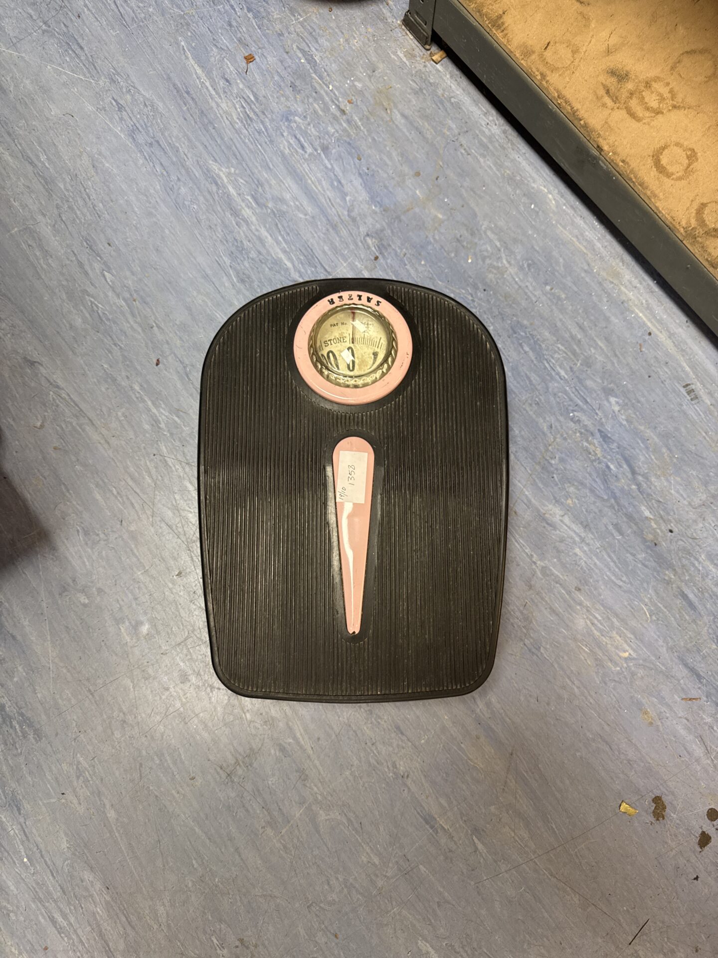 1012 Set of retro pink salter bathroom scales
