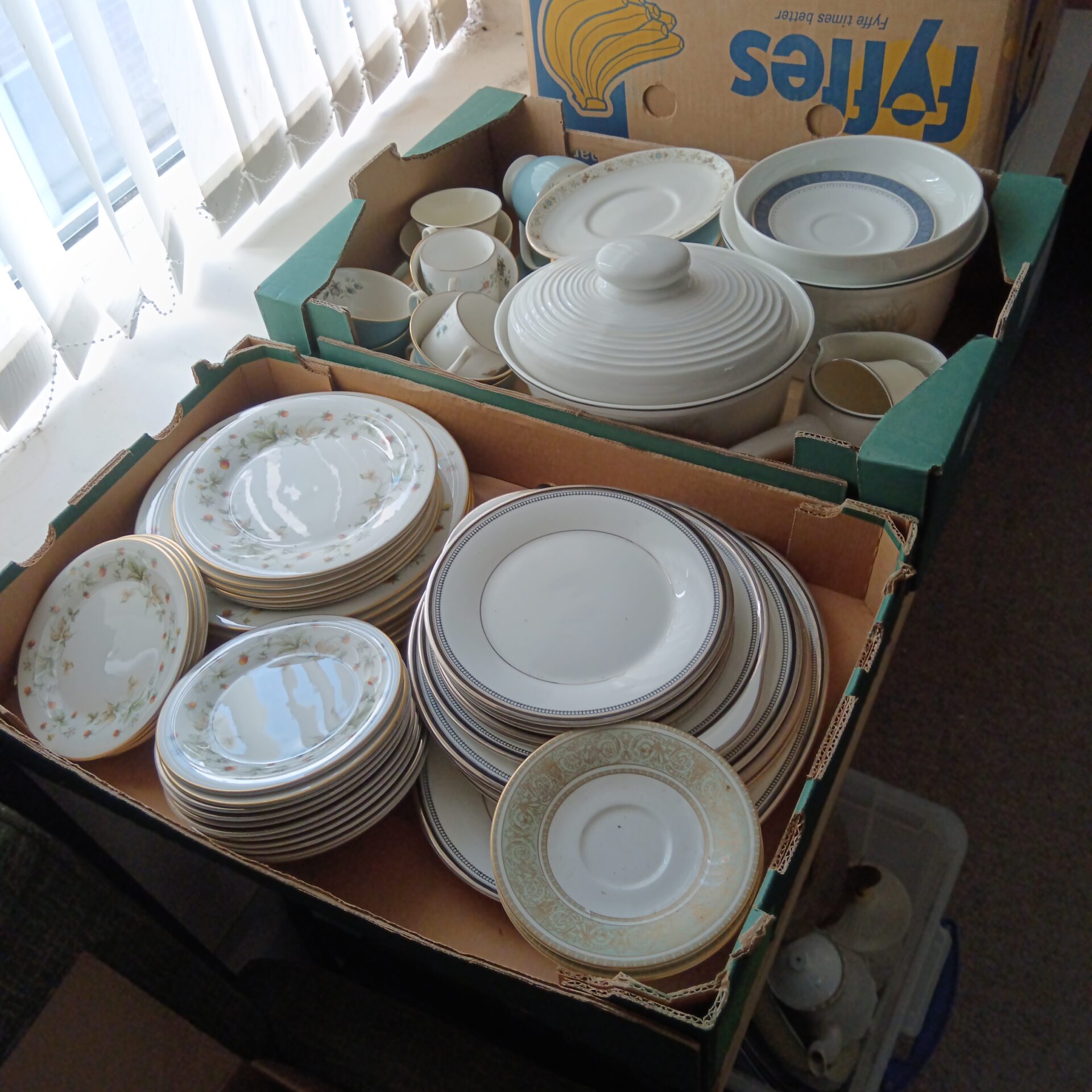 1220 Two trays of royal doulton china