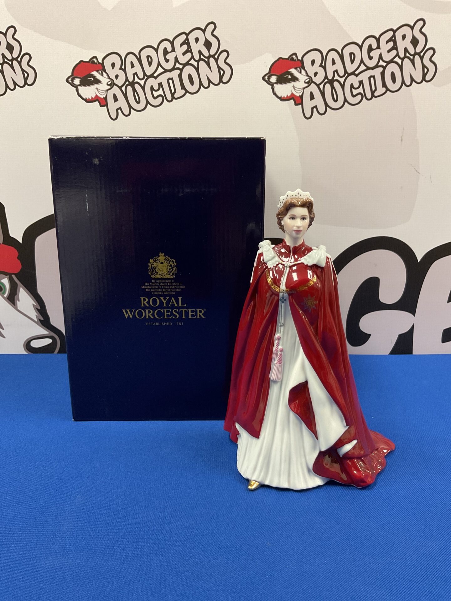 046 Royal Worcester queen Elizabeth II 80th birthday fine china figurine