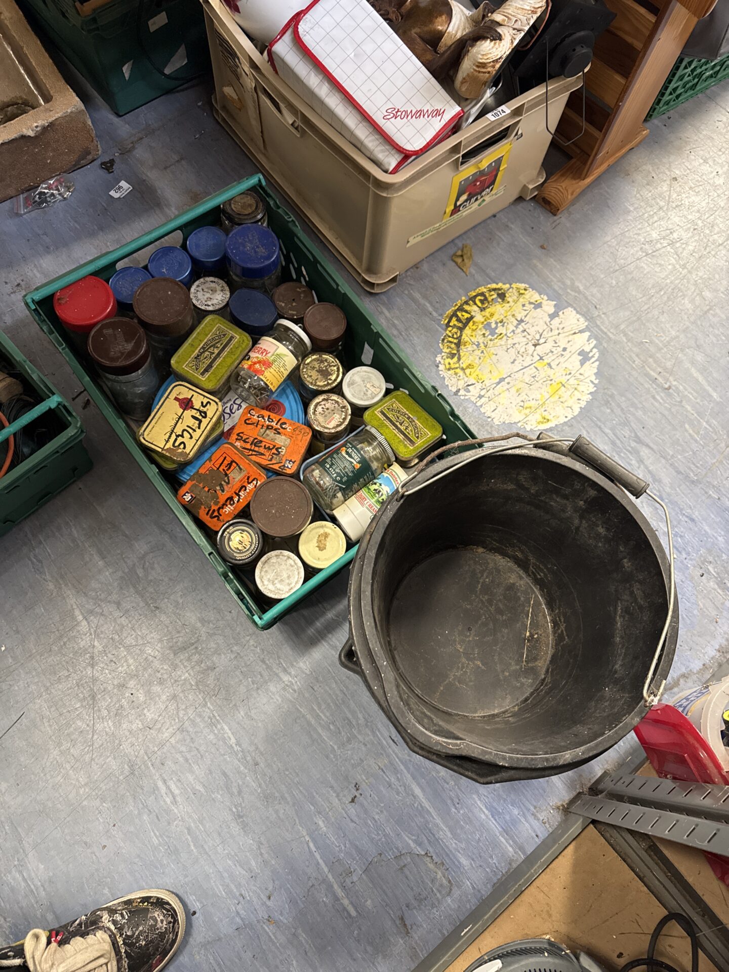 1075 Tray of shed clearance items inc screws/bolts with three plastic buckets