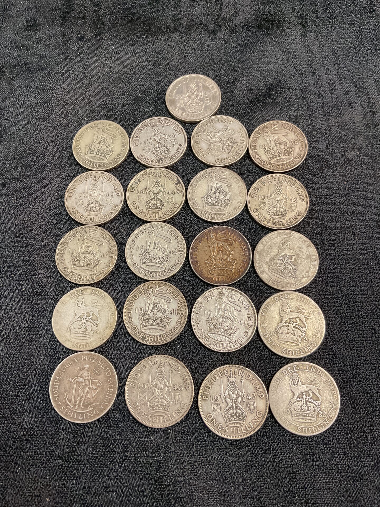 915 Twenty one 1922-1946 silver shillings of half silver 117 g
