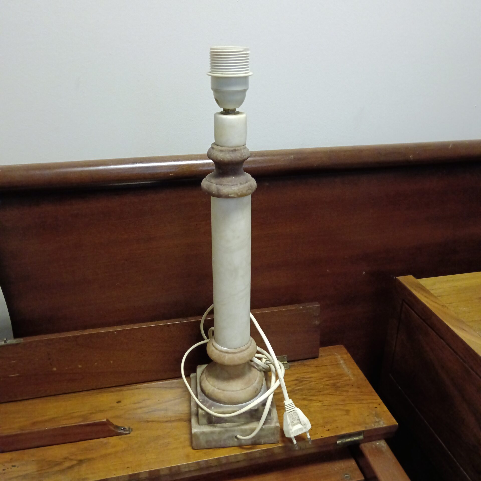 1386 Stone column table lamp