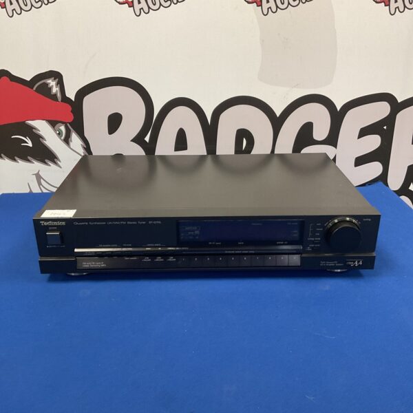 Vintage Technics ST-G70L stereo tuner with clear display.