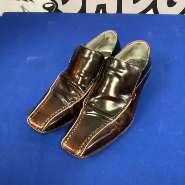 Stylish size 9 Ted Baker brown leather shoes for men.