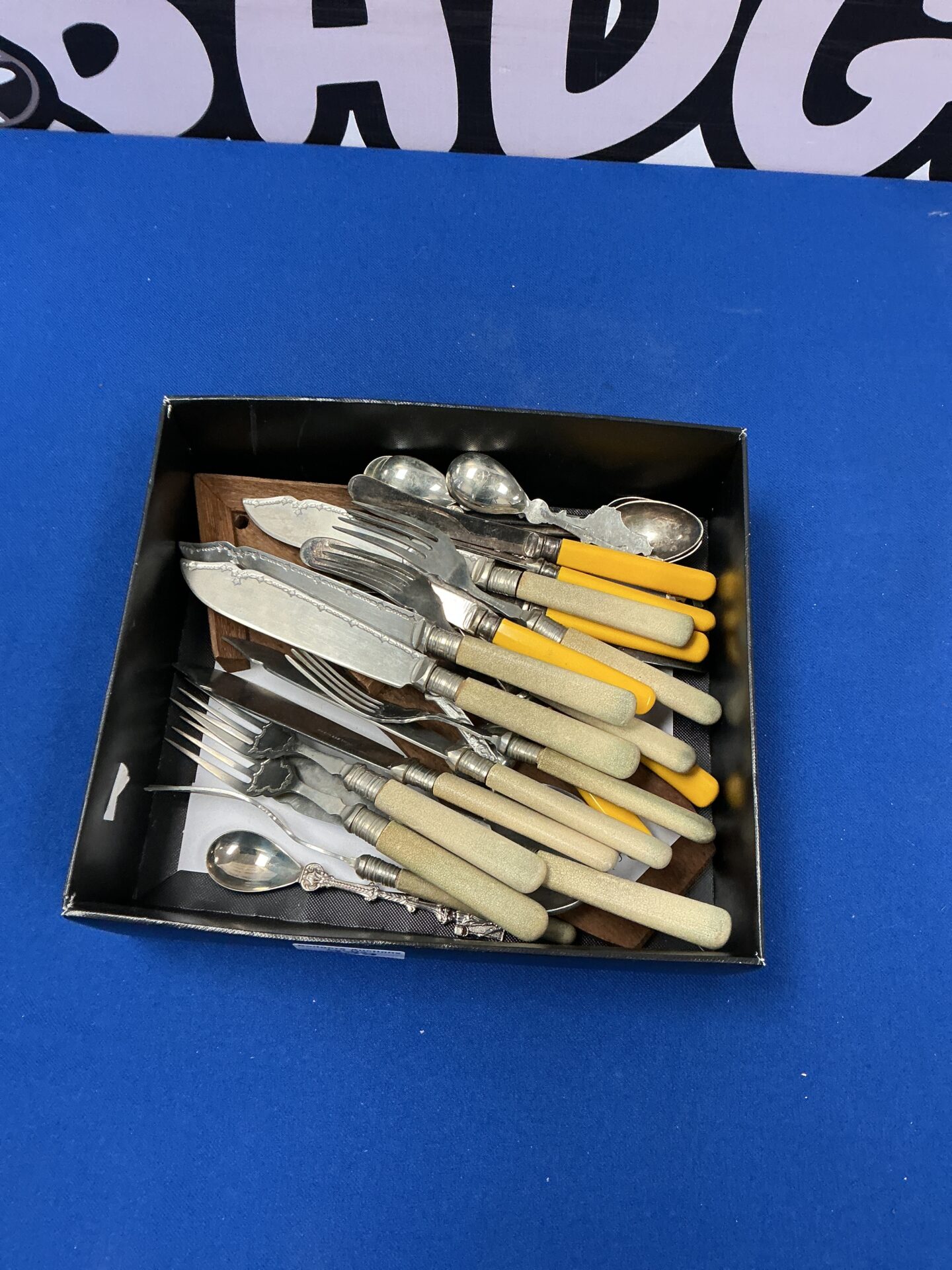 418 Selection of vintage bone handle cutlery