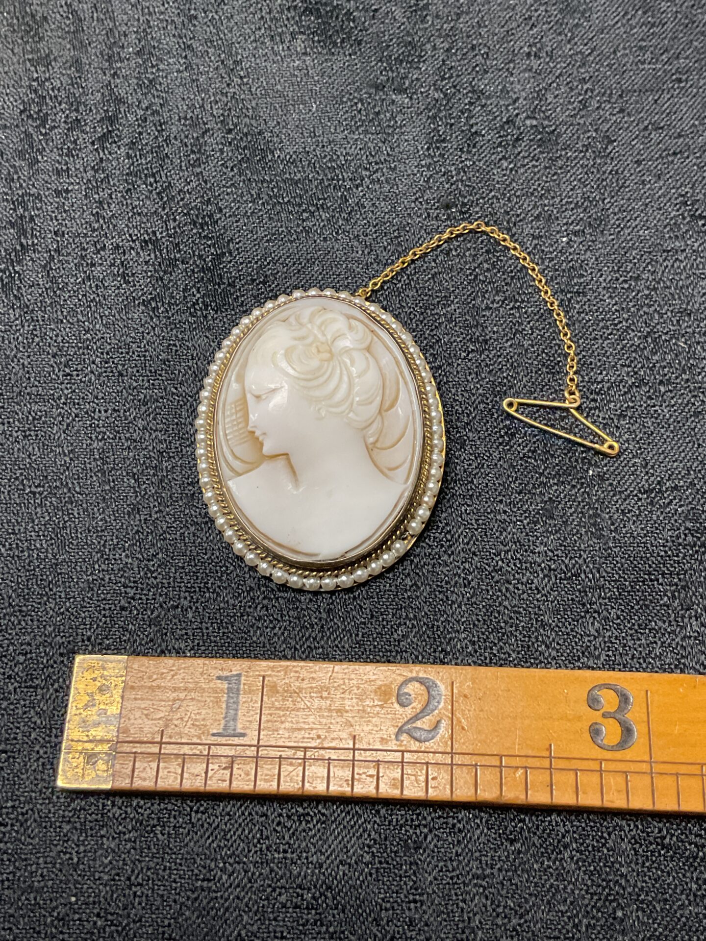 865 Vintage jewellery Cameo Brooch set with Seed Pearls