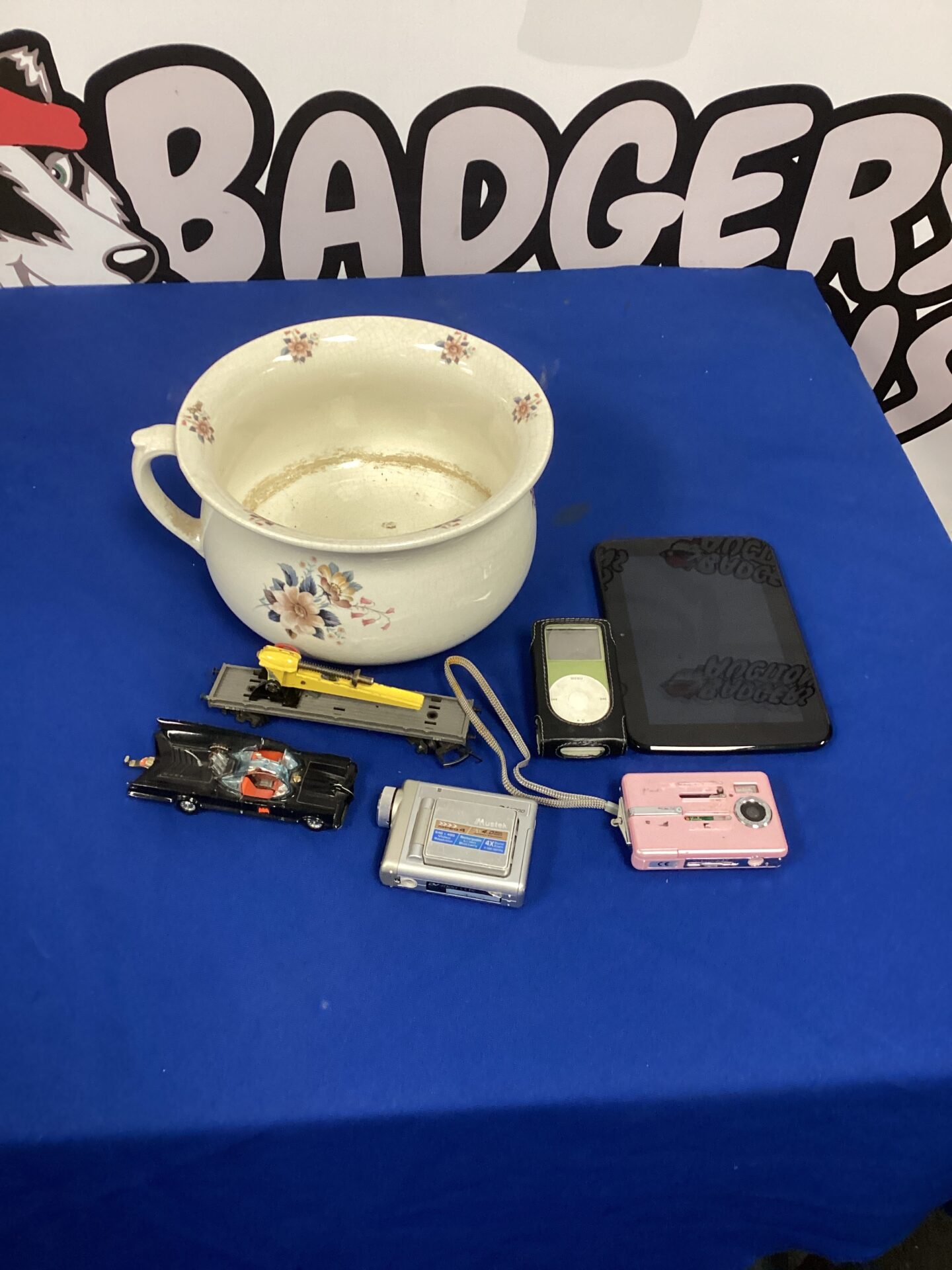 661 Ceramic cooking pot with hudl tablet & digital cameras