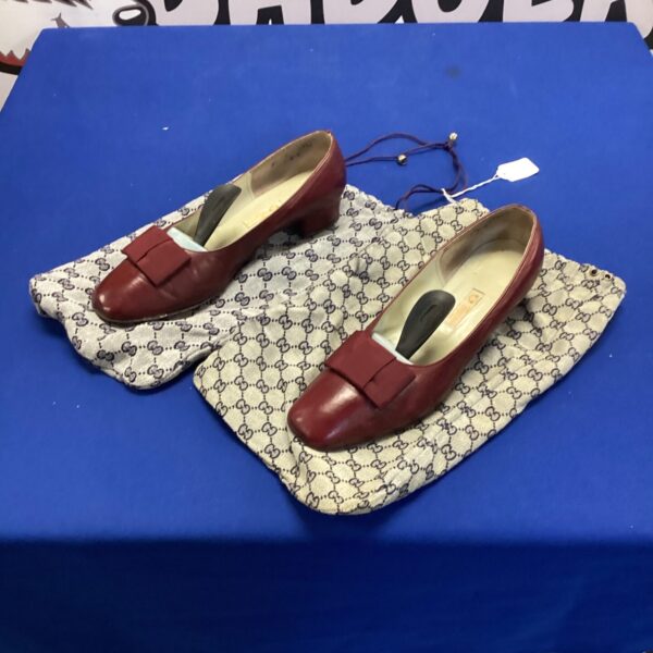 Vintage red leather Gucci ladies shoes with bow detail.