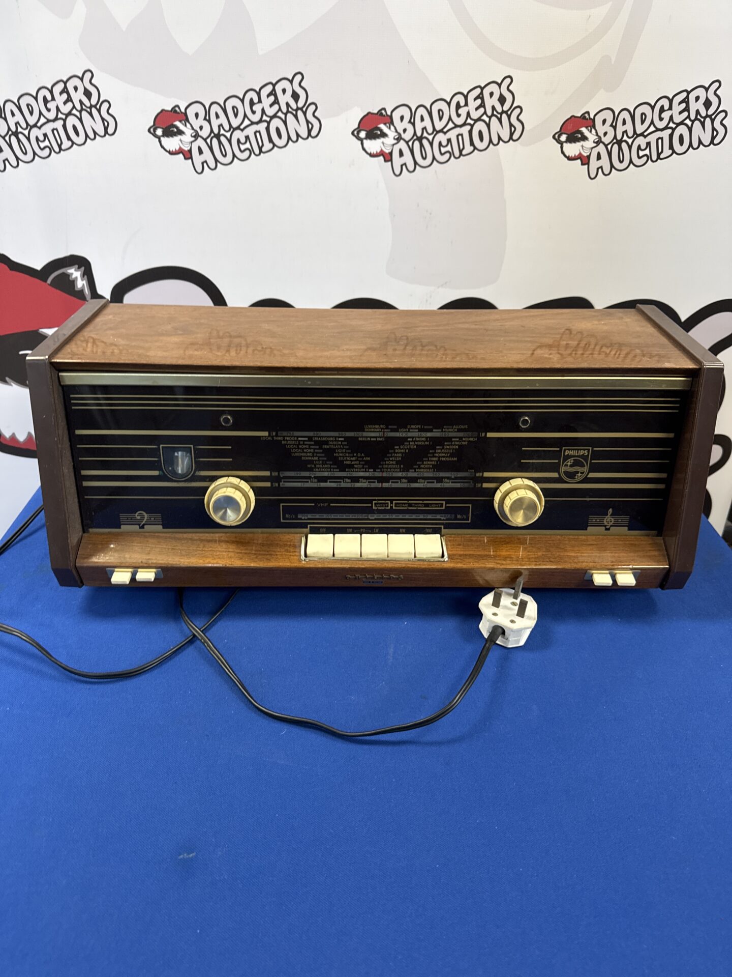 233 Vintage Philips valve radio – working