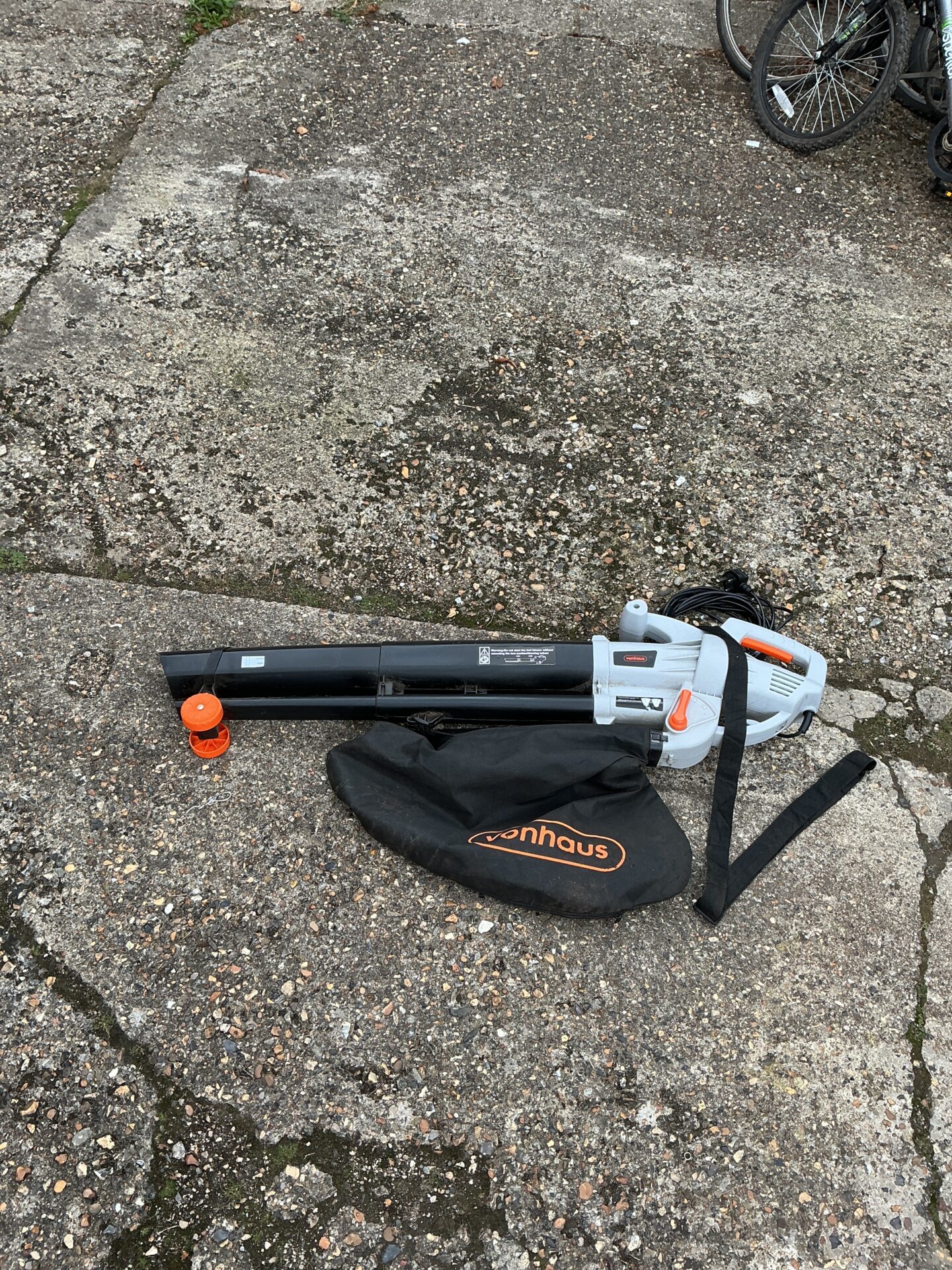 1184 Vonhaus electric garden vac/blower
