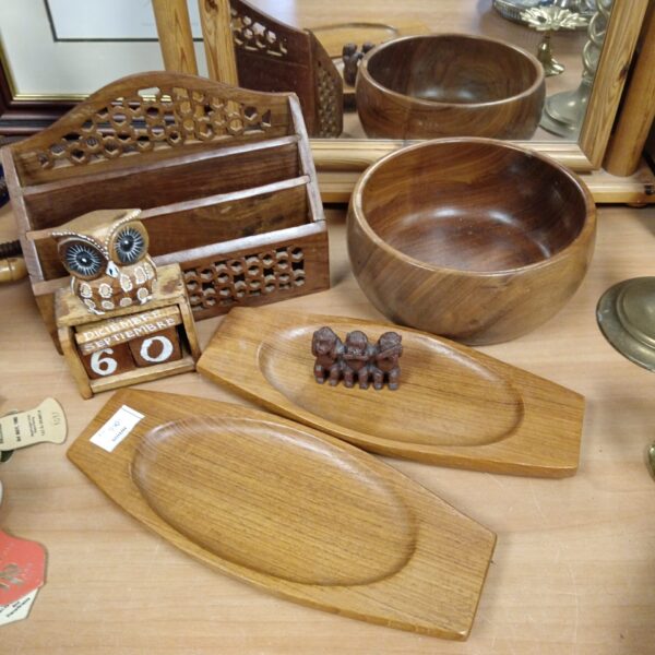 Selection of wooden items inc bowl, letter rack & owl calendar