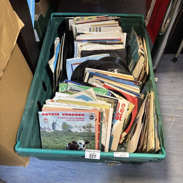 Tray of vintage 7 inch vinyl singles for collectors.